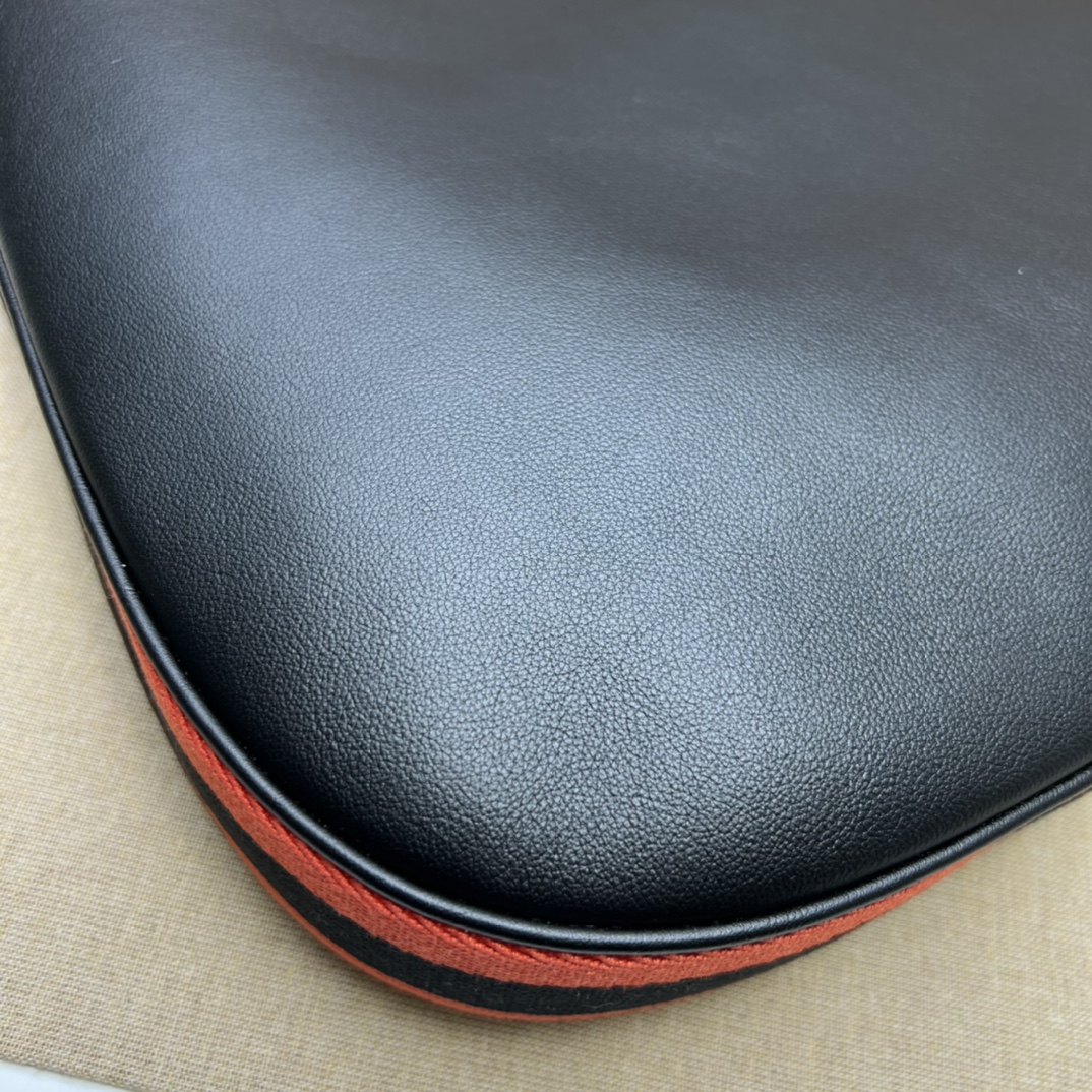 G*u*i attache large shoulder bag-35*32*6cm