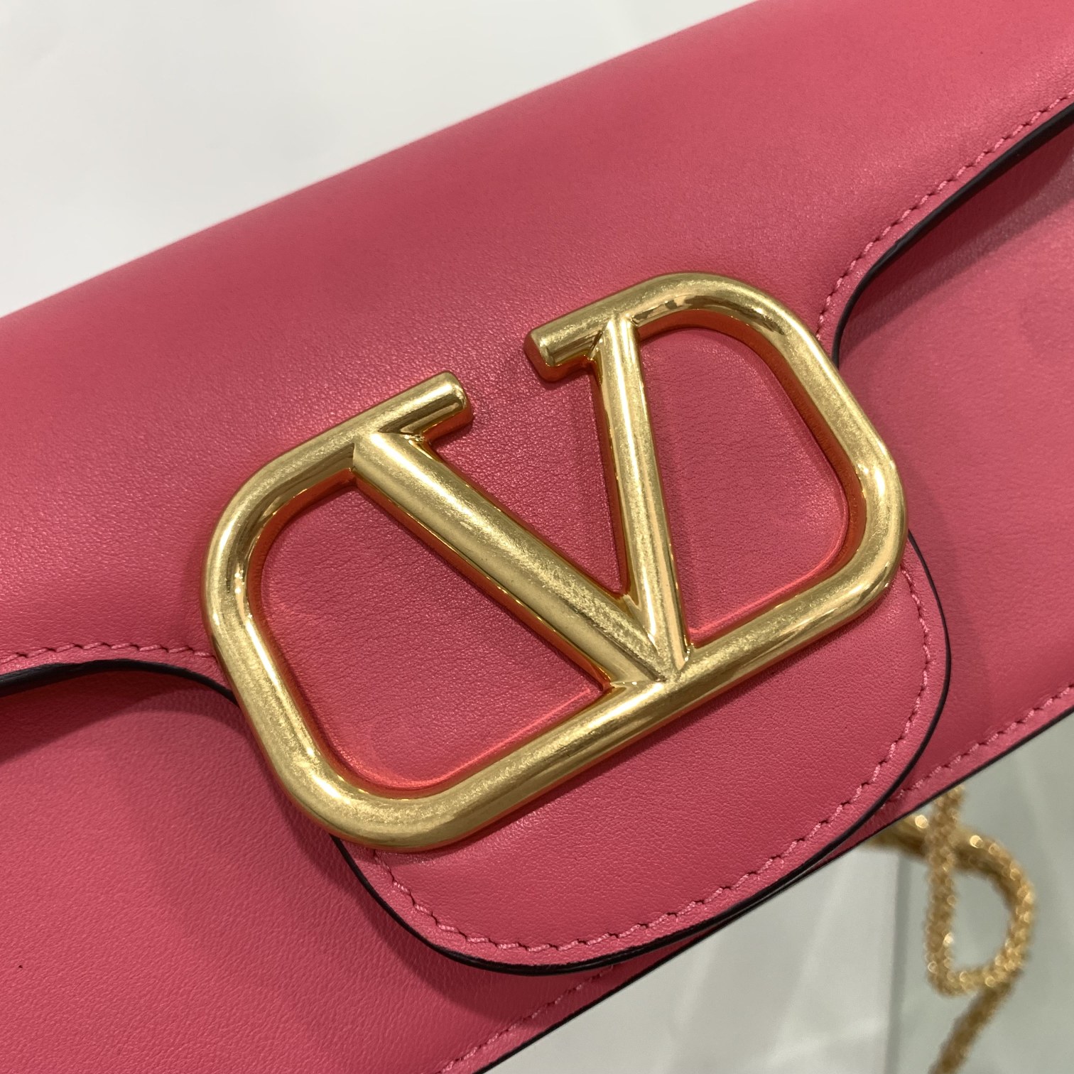 Valentino Garavani Locò Shoulder Bbag In Calfskin With Metallic VLogo-27*13*6CM