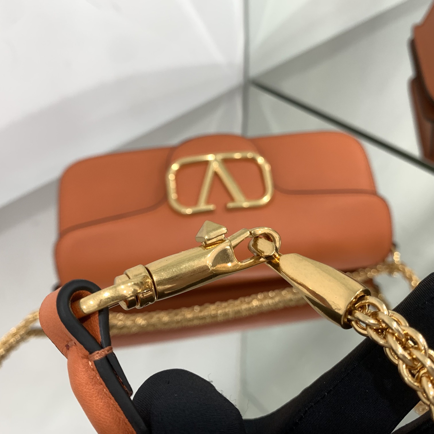 Valentino Garavani Locò Shoulder Bbag In Calfskin With Metallic VLogo-27*13*6CM