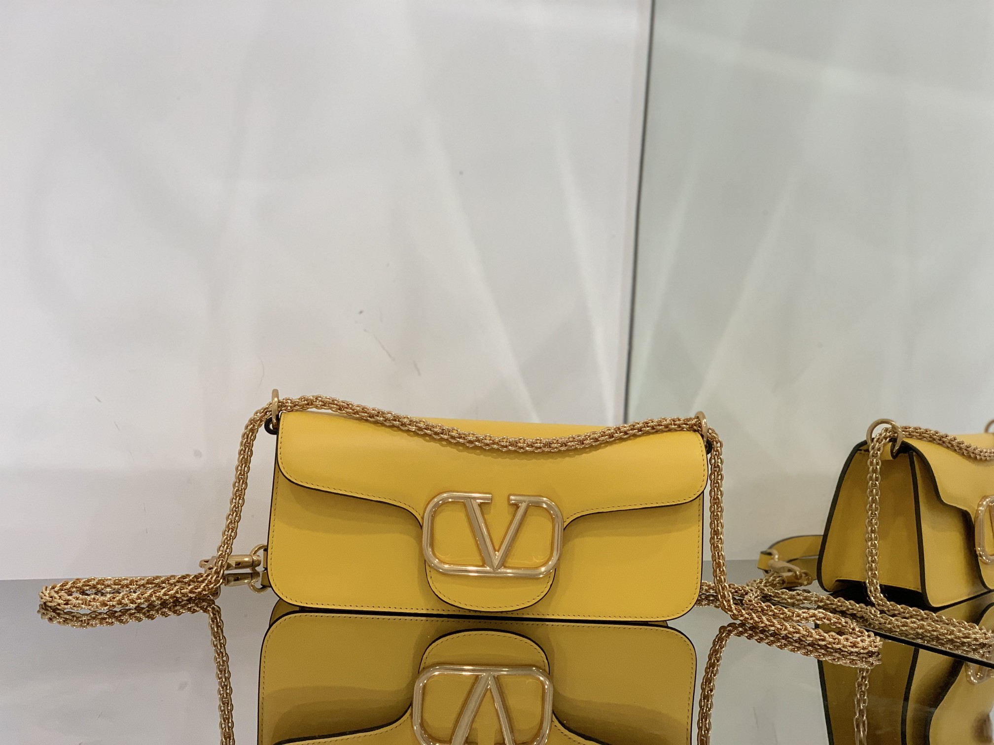 Valentino Garavani Locò Shoulder Bbag In Calfskin With Metallic VLogo-27*13*6CM