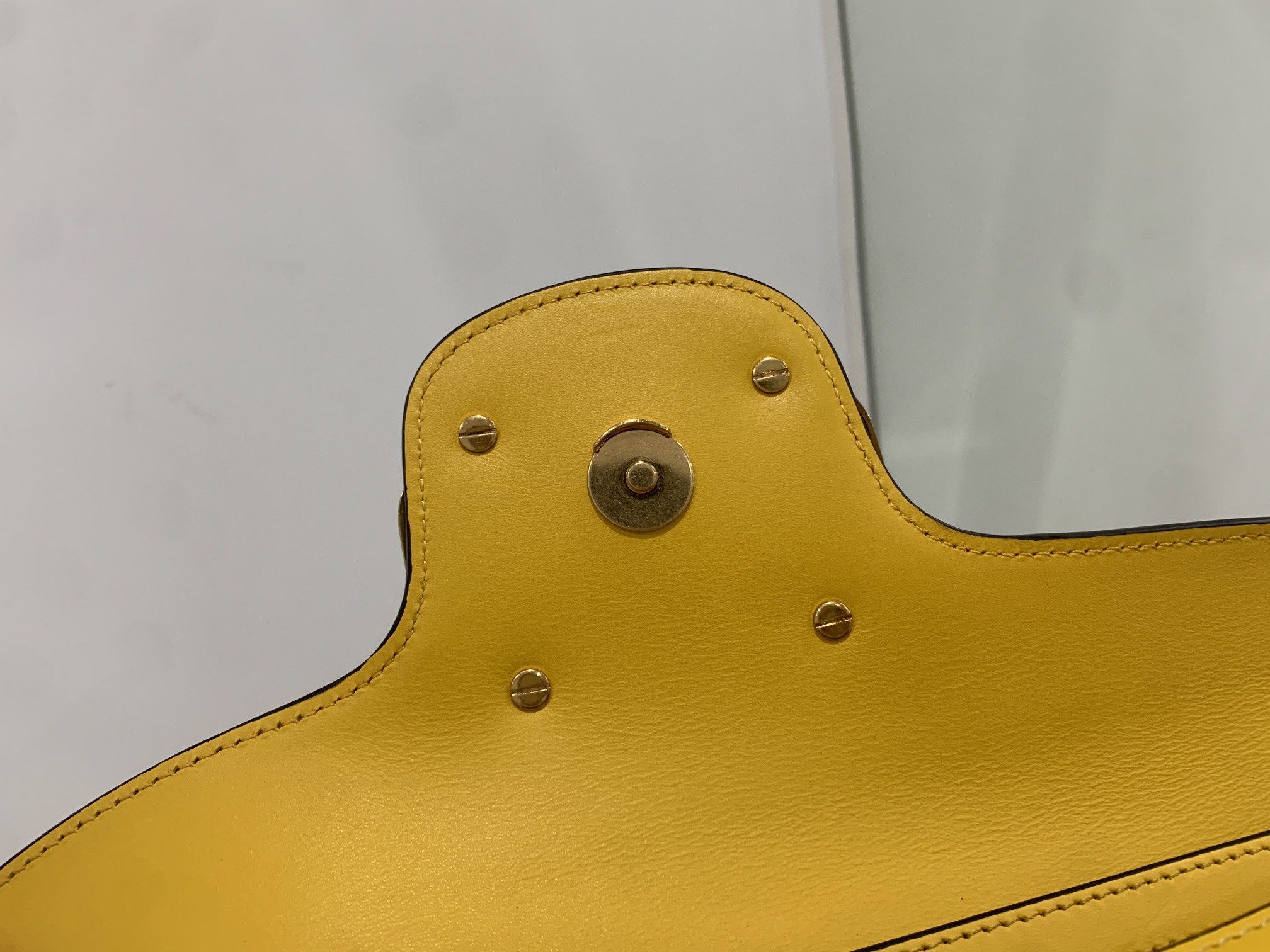 Valentino Garavani Locò Shoulder Bbag In Calfskin With Metallic VLogo-27*13*6CM