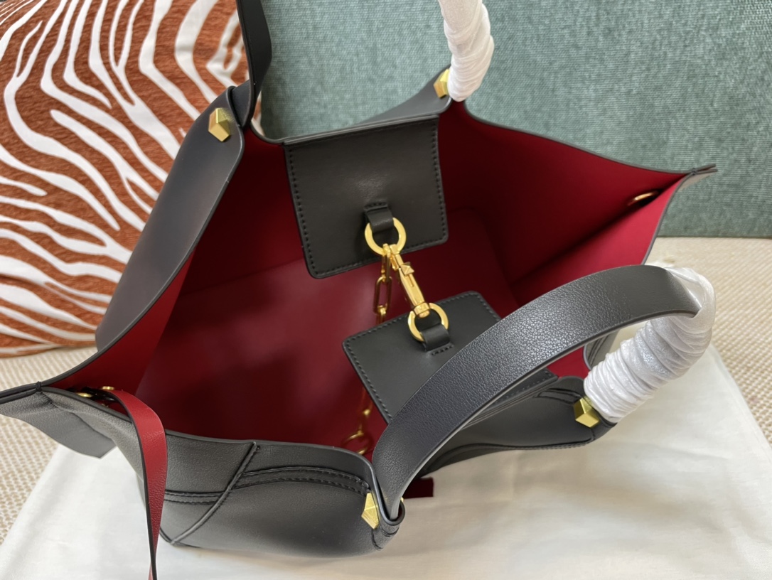 Valentino Garavani Escape Handbags-31*25*15&41*25*18 CM