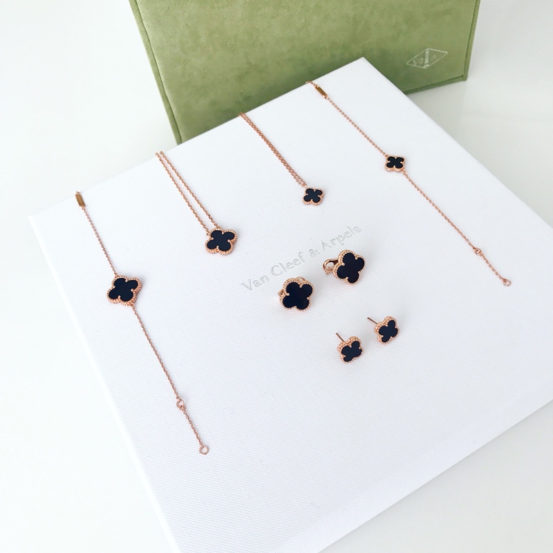 Van Cleef &Arpels Earring