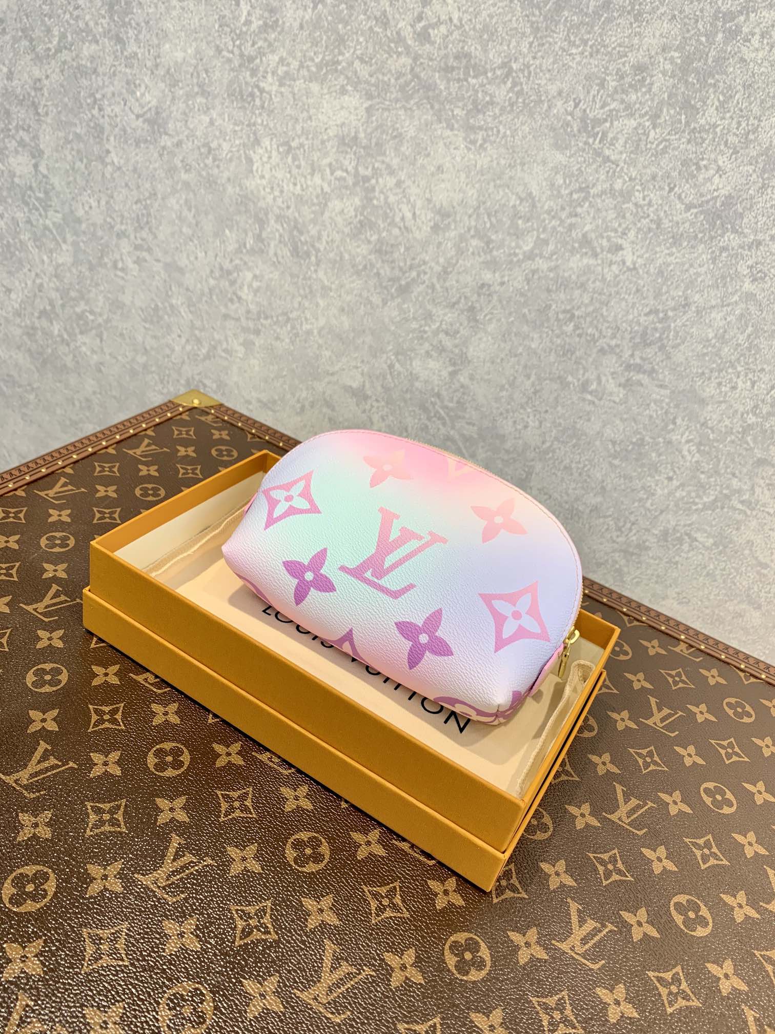 l**is V*t*n cosmetic bag-19*12*6cm