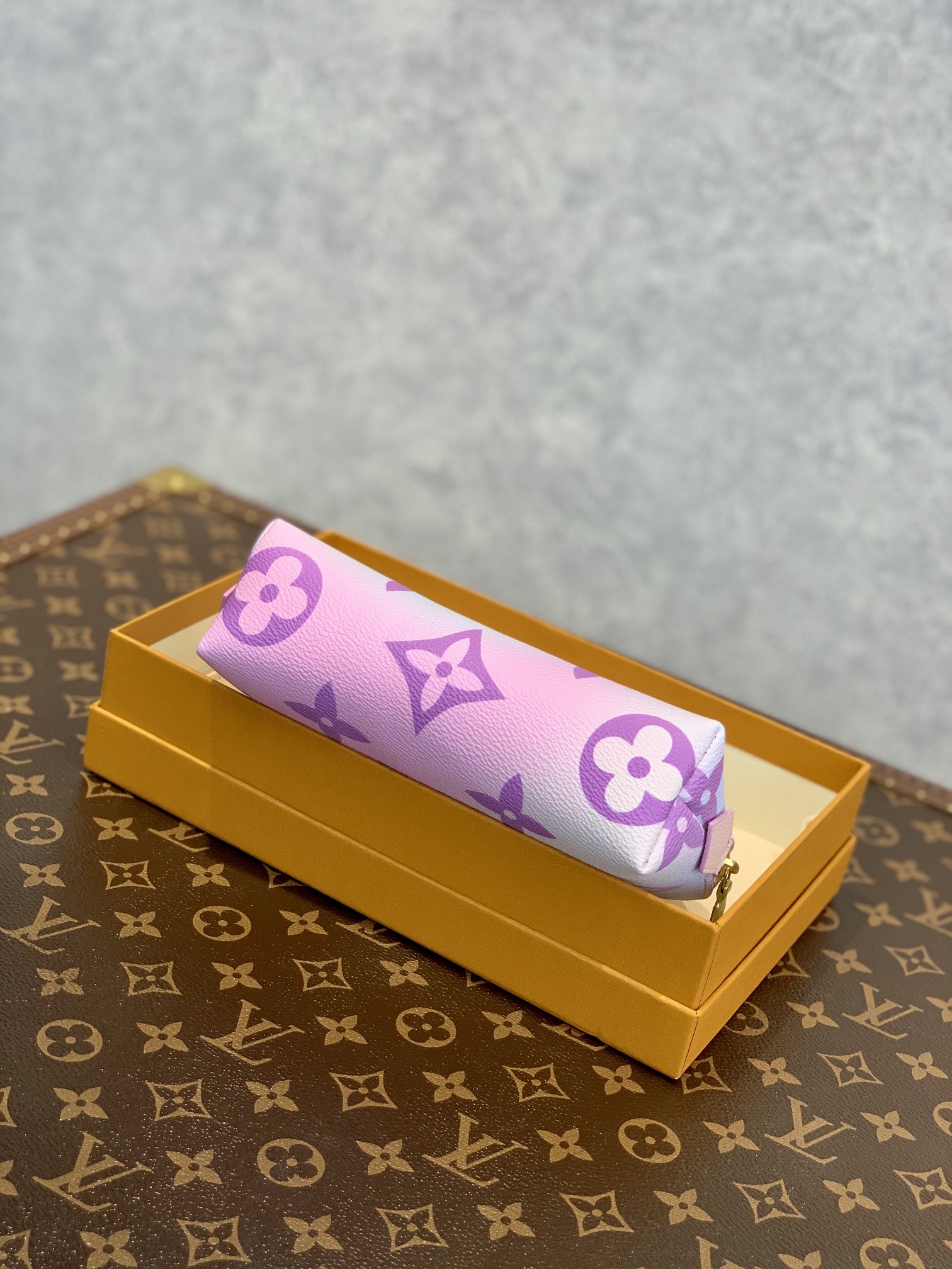 l**is V*t*n cosmetic bag-19*12*6cm