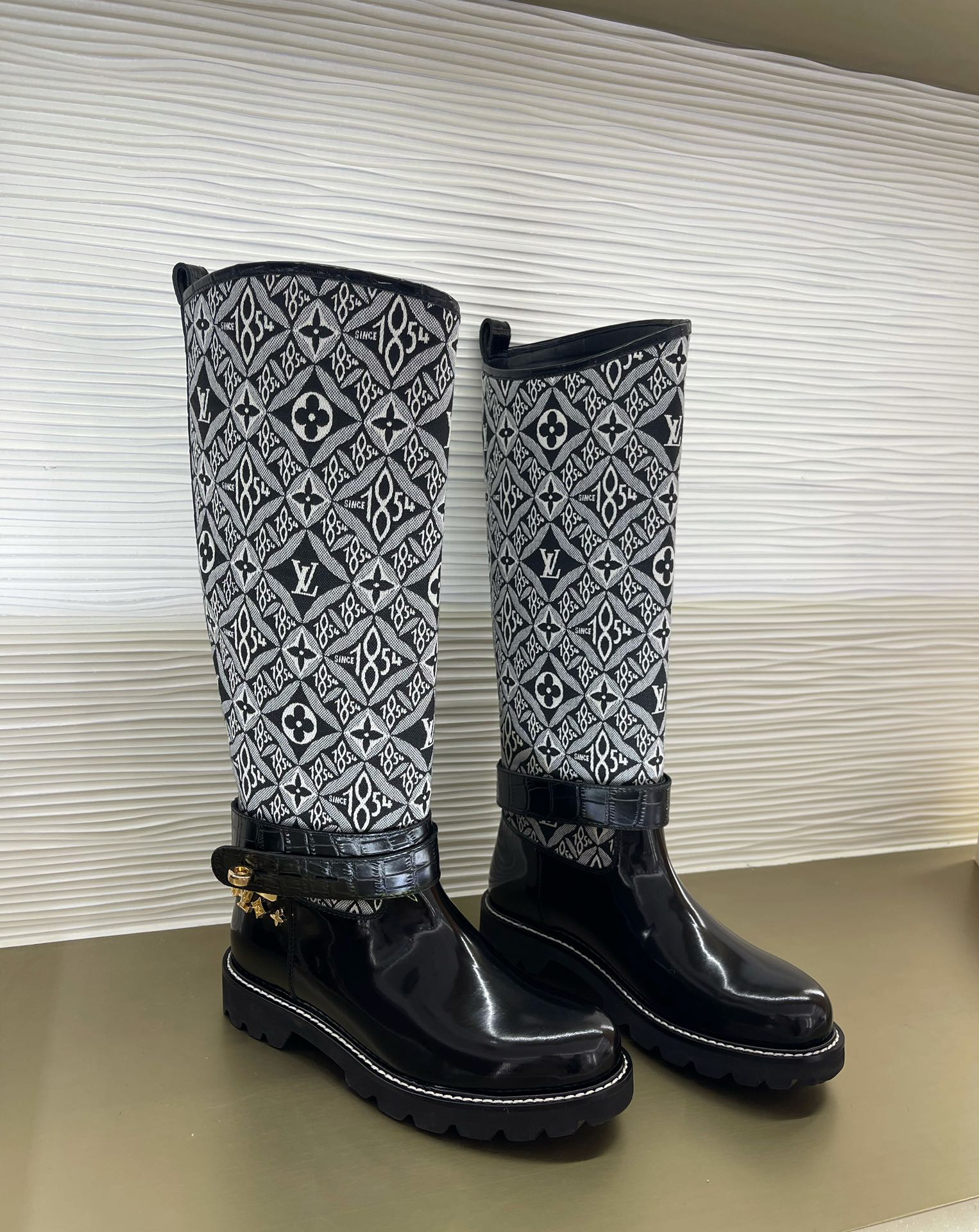 l**is V*t*n boots（eu35-42）