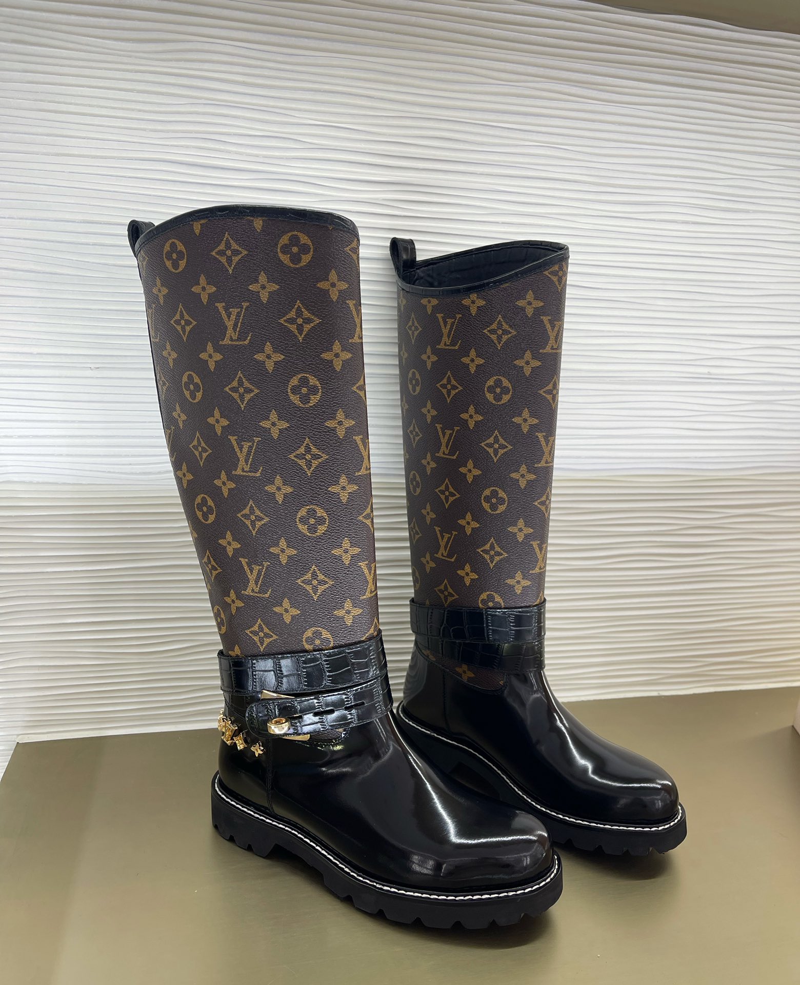 l**is V*t*n boots（eu35-42）