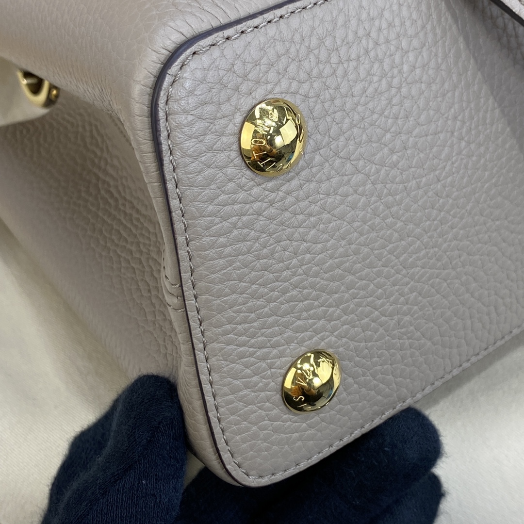 l**is V*t*n capucines handlebag