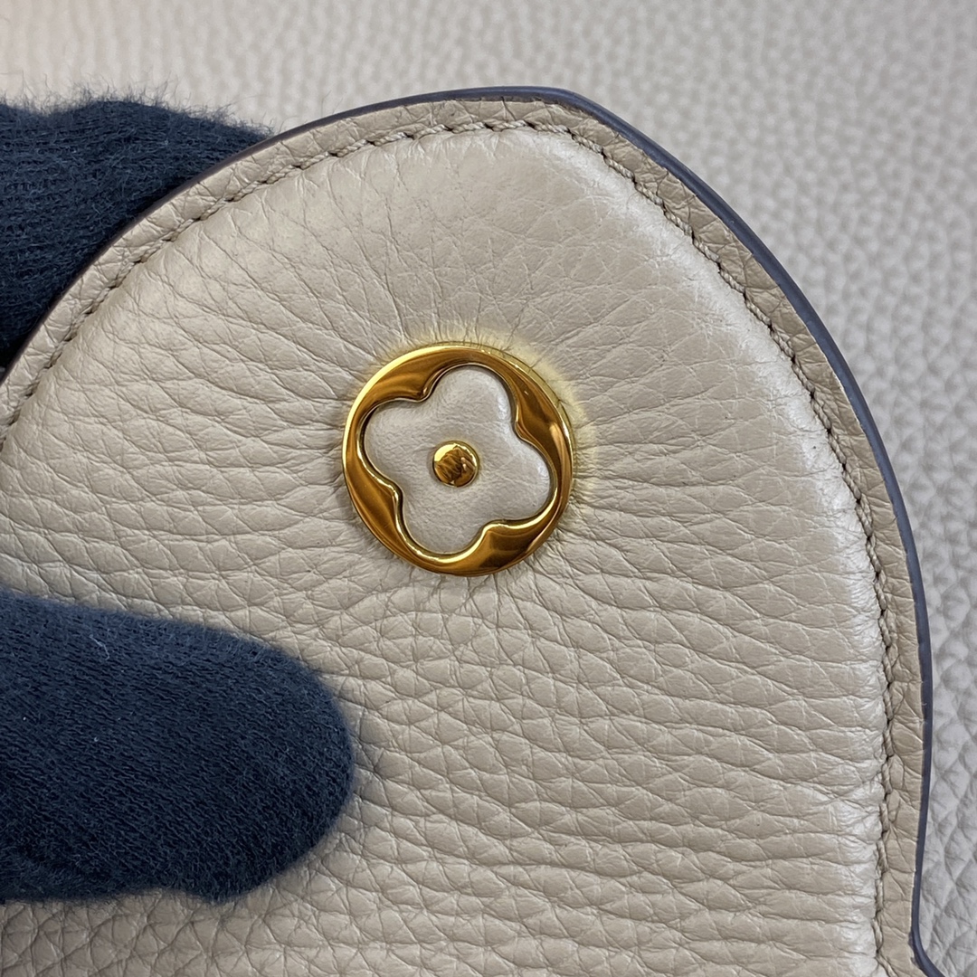 l**is V*t*n capucines handlebag