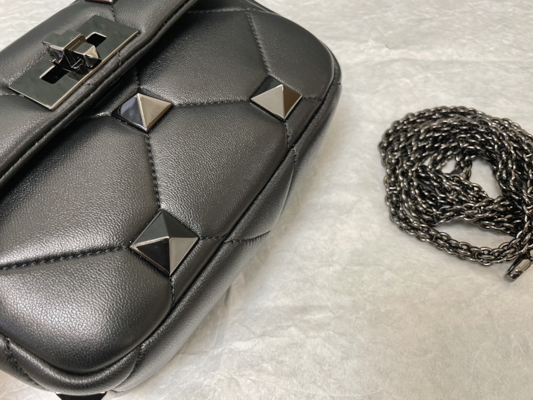 Valentin0 Garavani Roman Stud-Mini Size-19x13x6CM