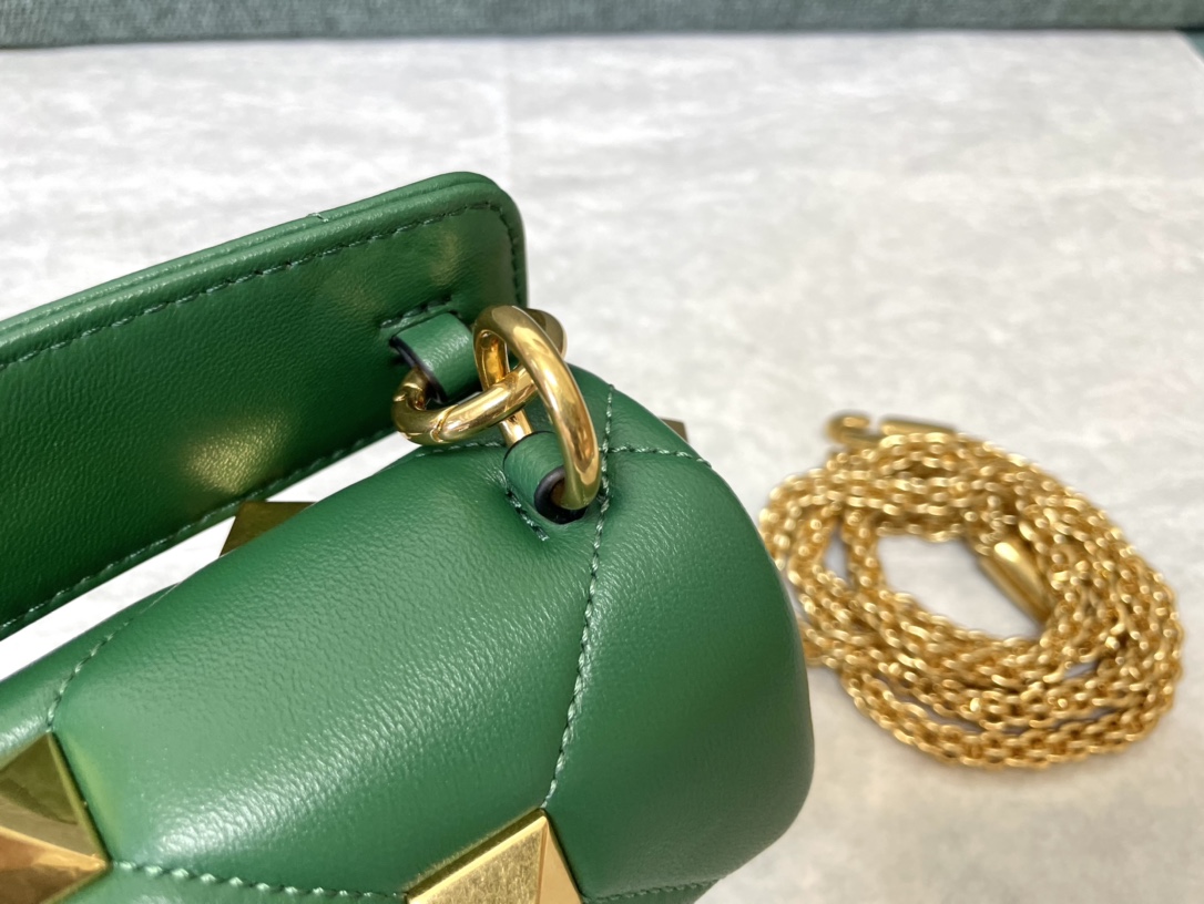 Valentin0 Garavani Roman Stud-Mini Size-19x13x6CM