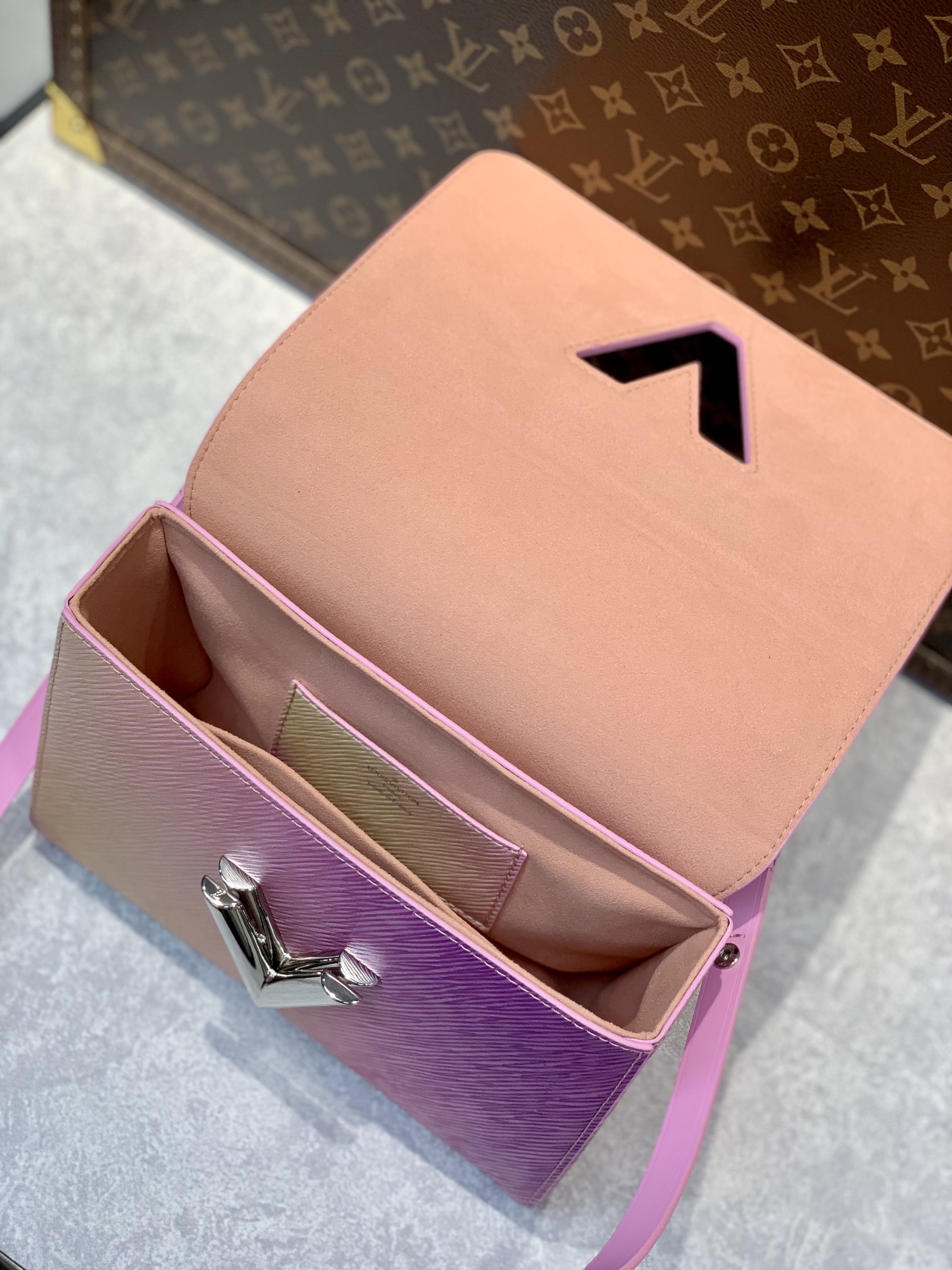 l**is V*t*n twist -18*13*9cm