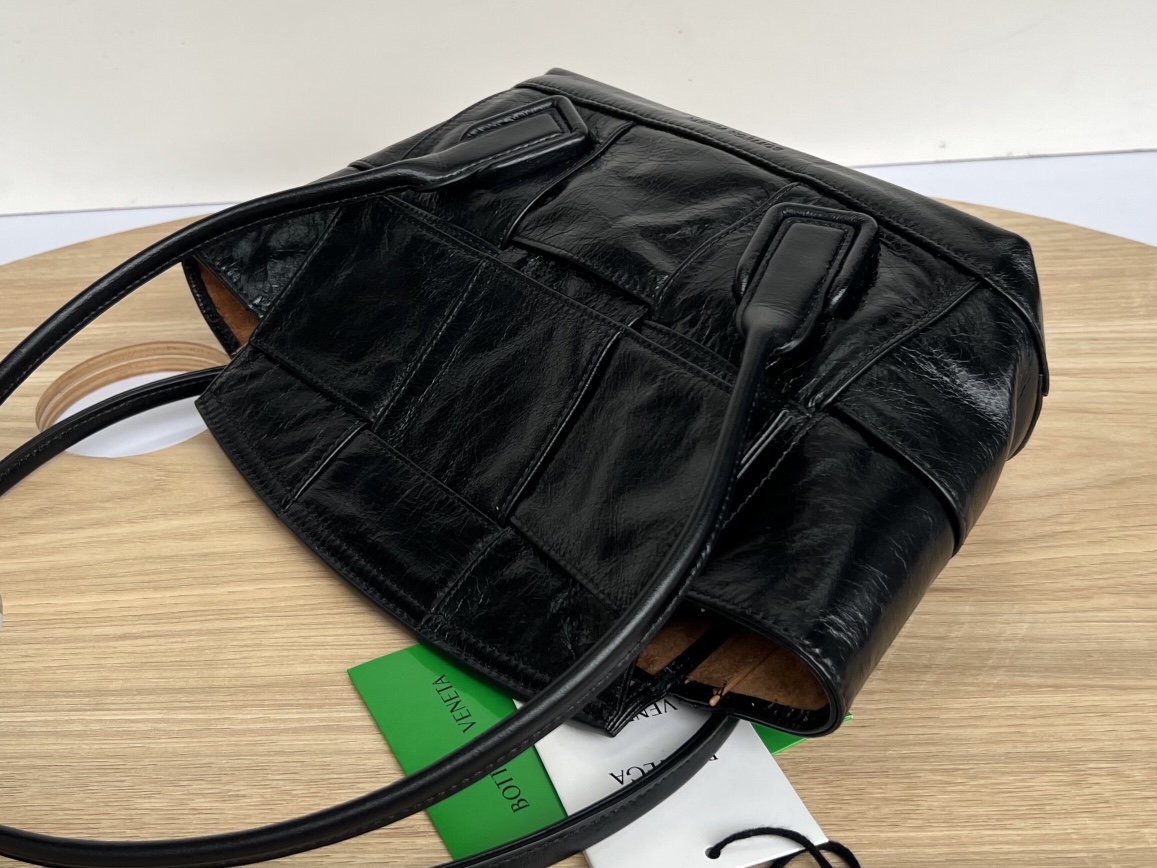 Bo*te*ga ve*ne*ta arco bag-23x21x9cm