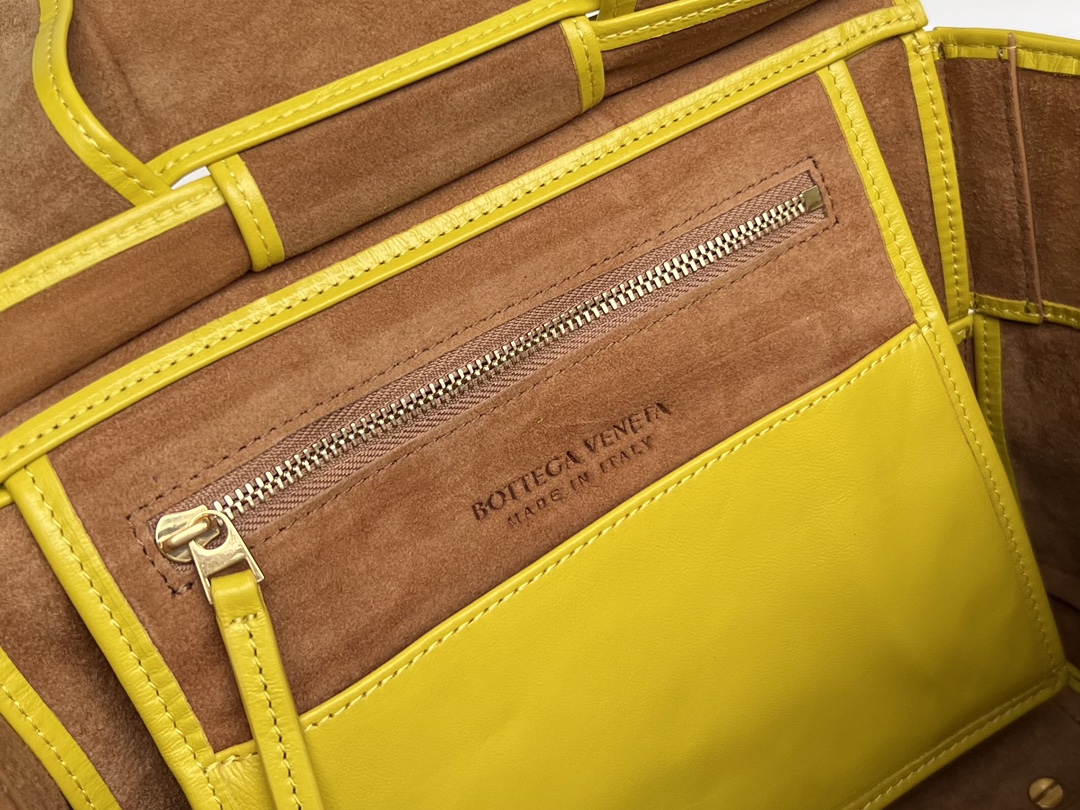 Bo*te*ga ve*ne*ta arco bag-23x21x9cm