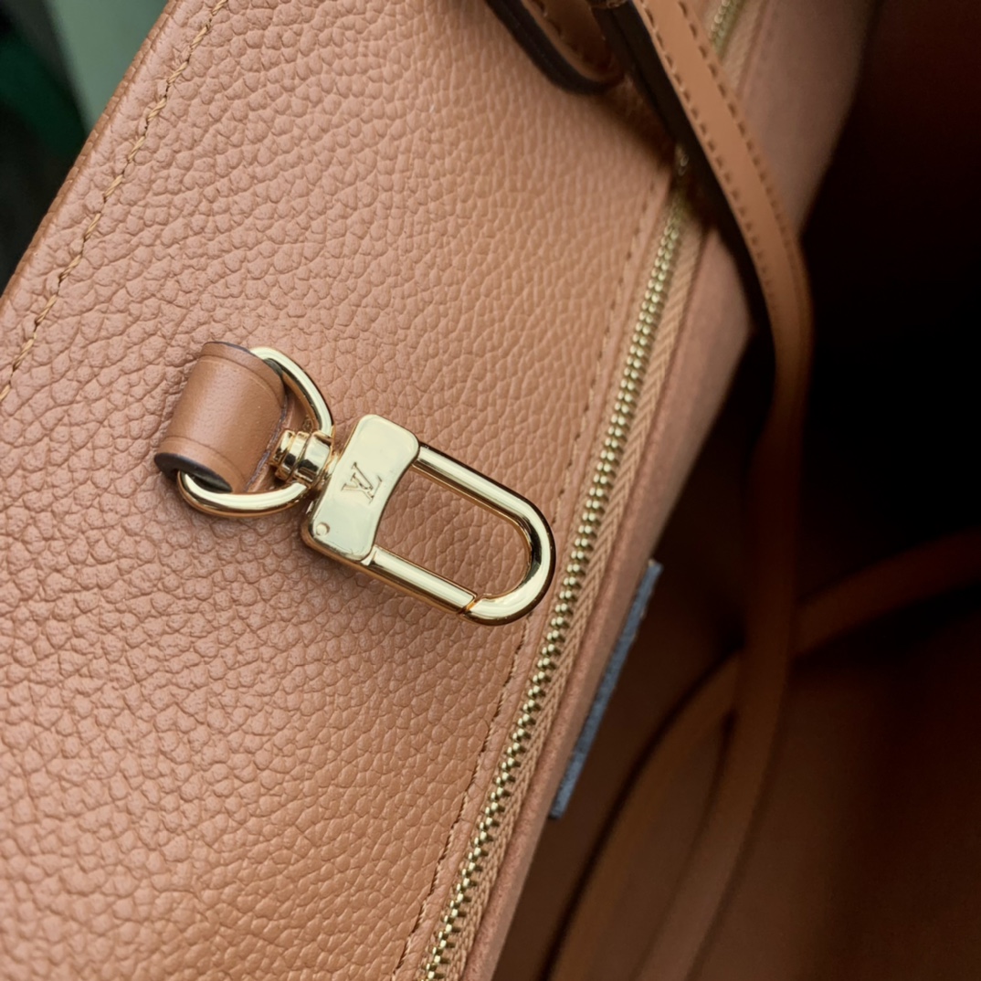 l**is V*t*n onthego handbag-41*34*19cm