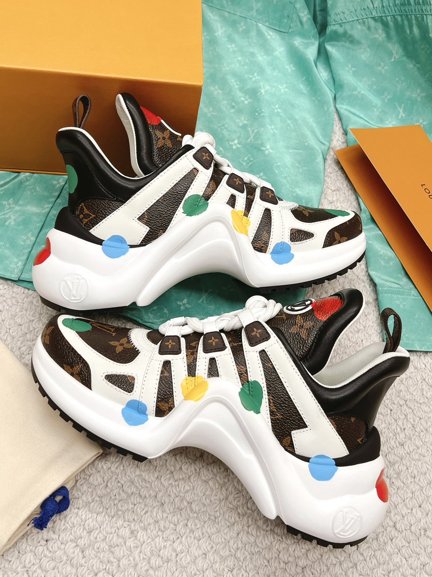 l**is V*t*n archlight sneaker(eu35-41)