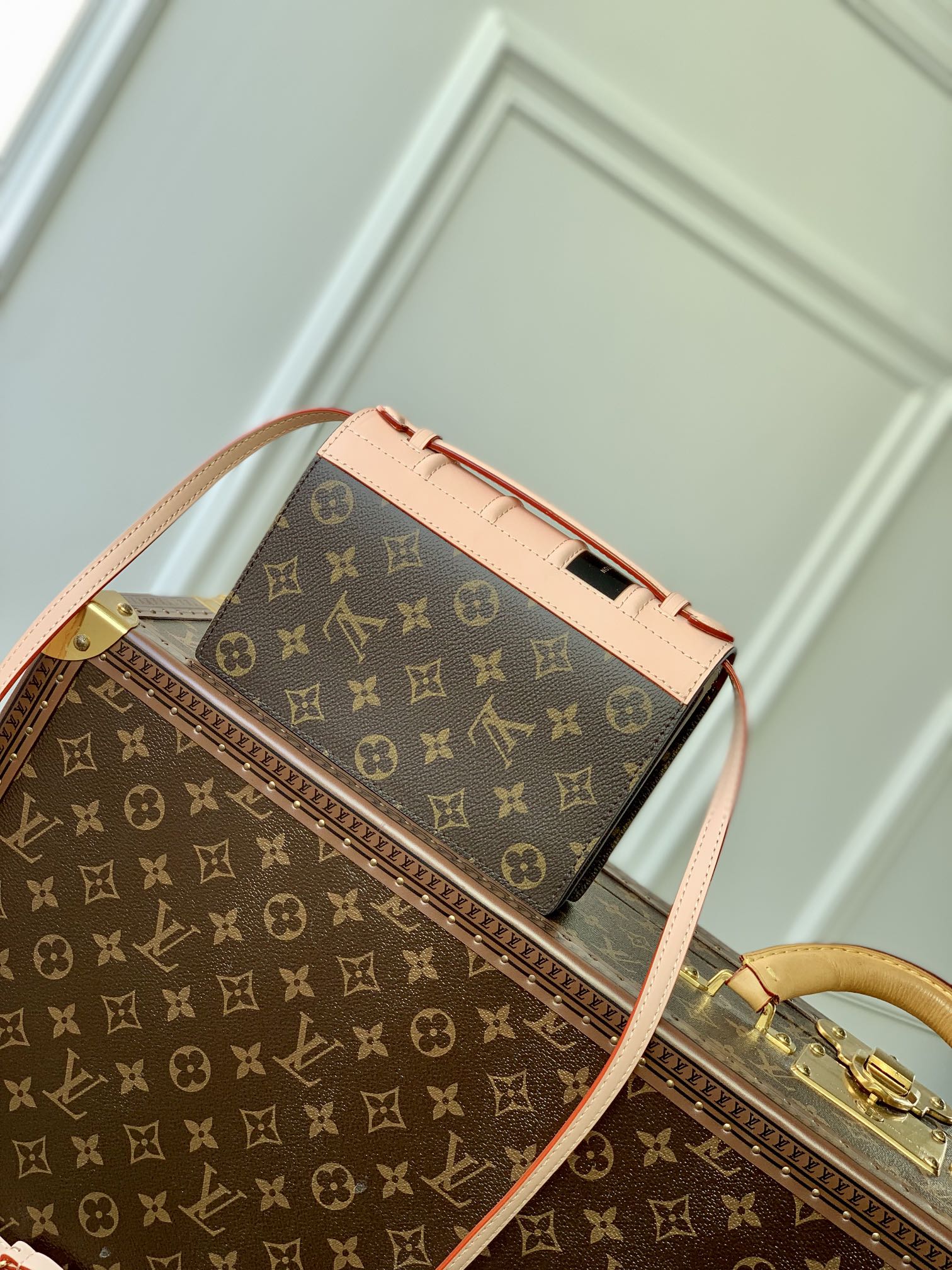 l**is V*t*n book chain wallet-20 x 14 x 4cm