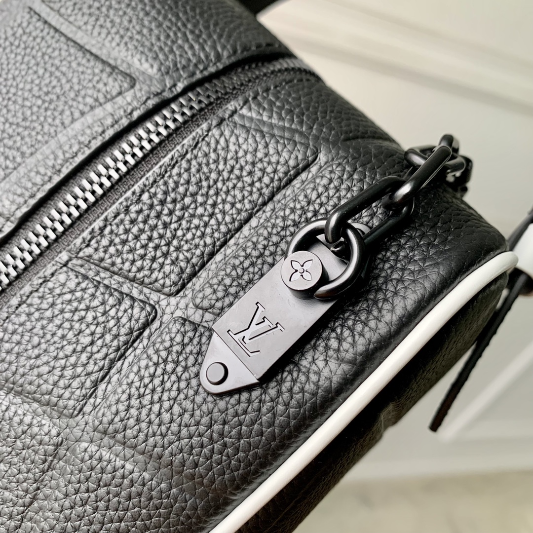 l**is V*t*n cloakroom dopp kit pouch-15 x 24 x 15cm