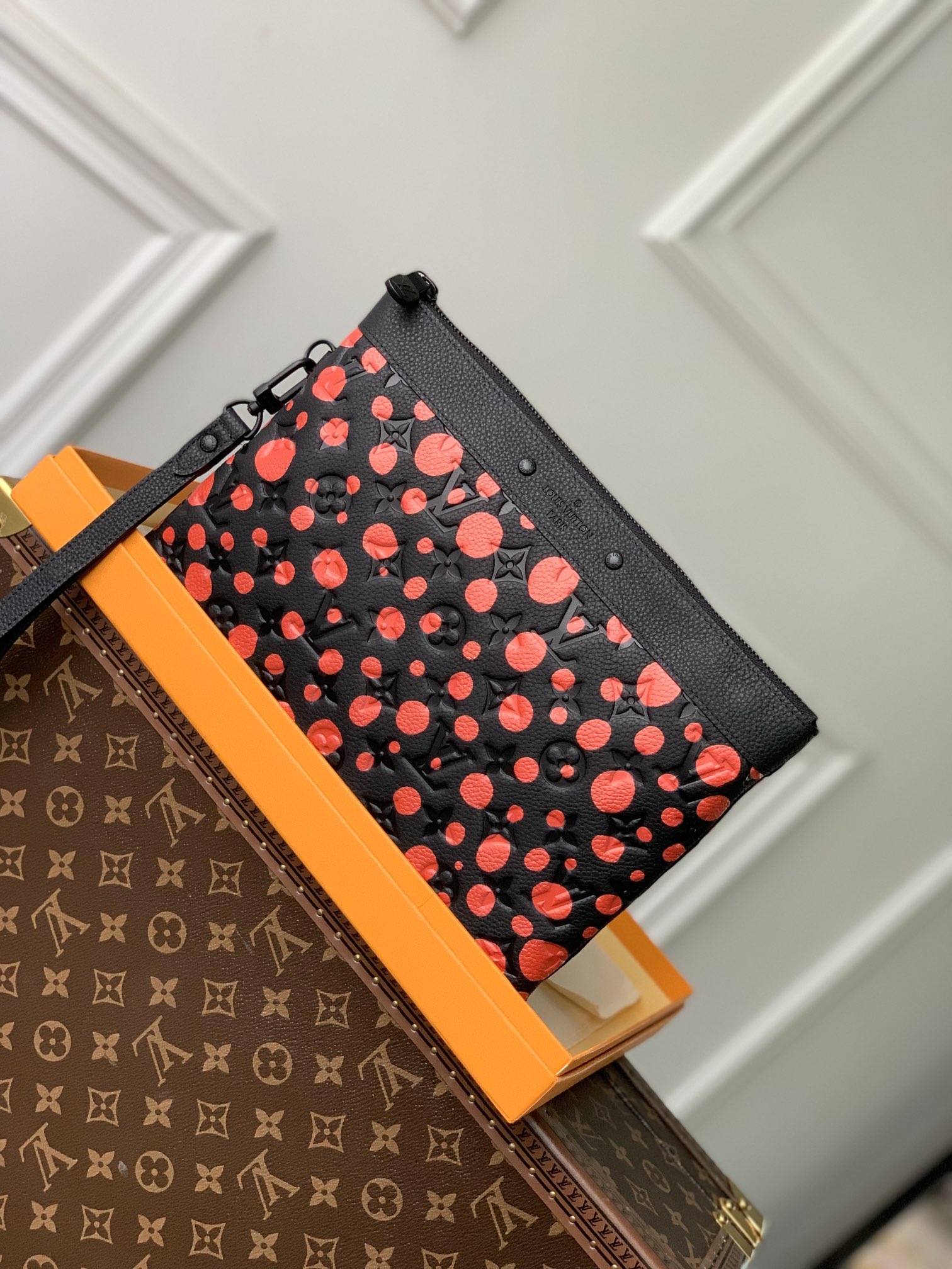 l**is V*t*n x yk pochette to go-30 x 21.5 x 1 cm