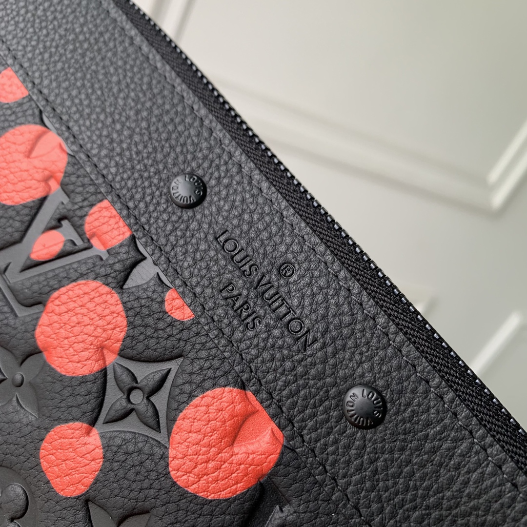 l**is V*t*n x yk pochette to go-30 x 21.5 x 1 cm