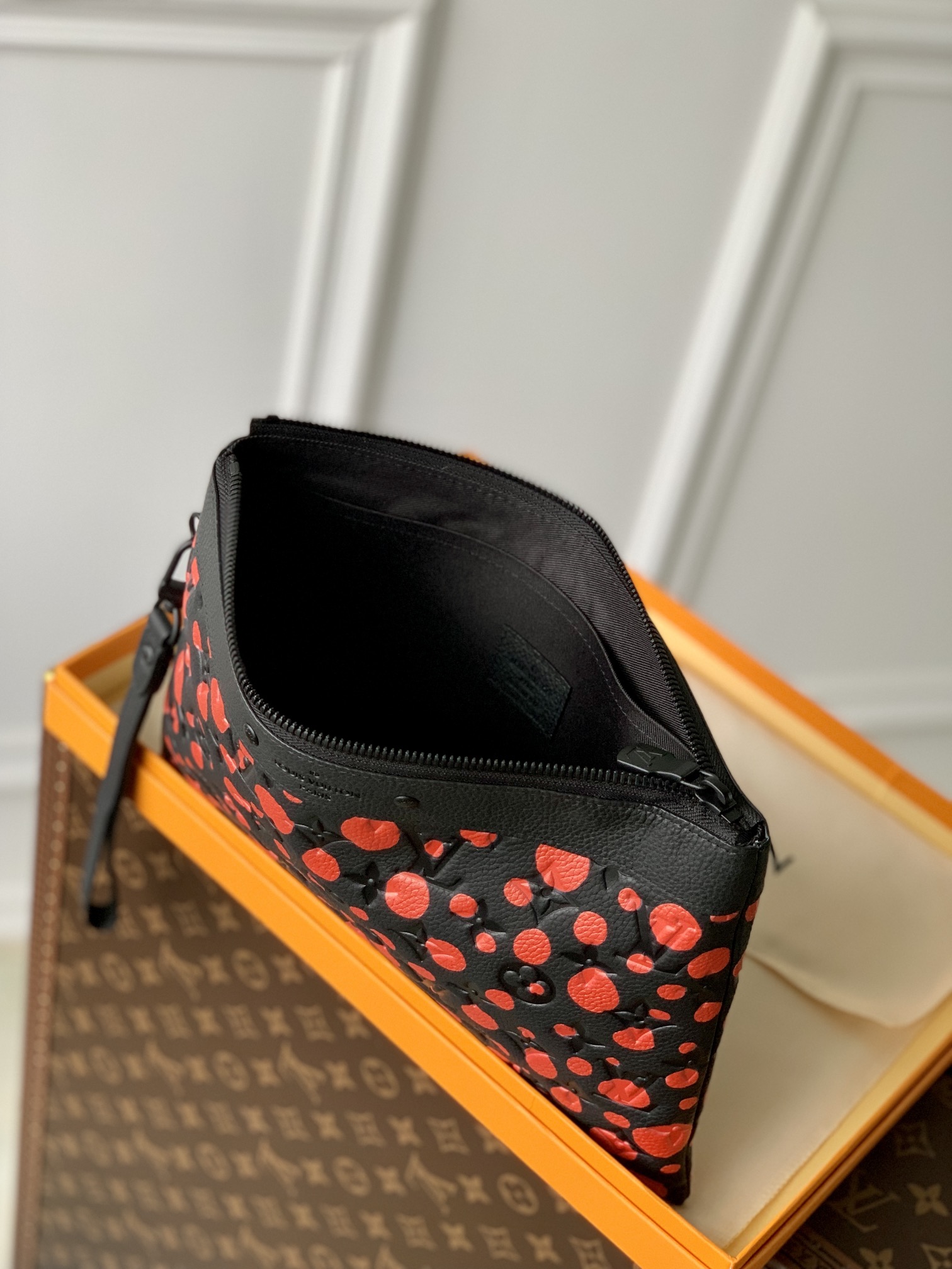 l**is V*t*n x yk pochette to go-30 x 21.5 x 1 cm