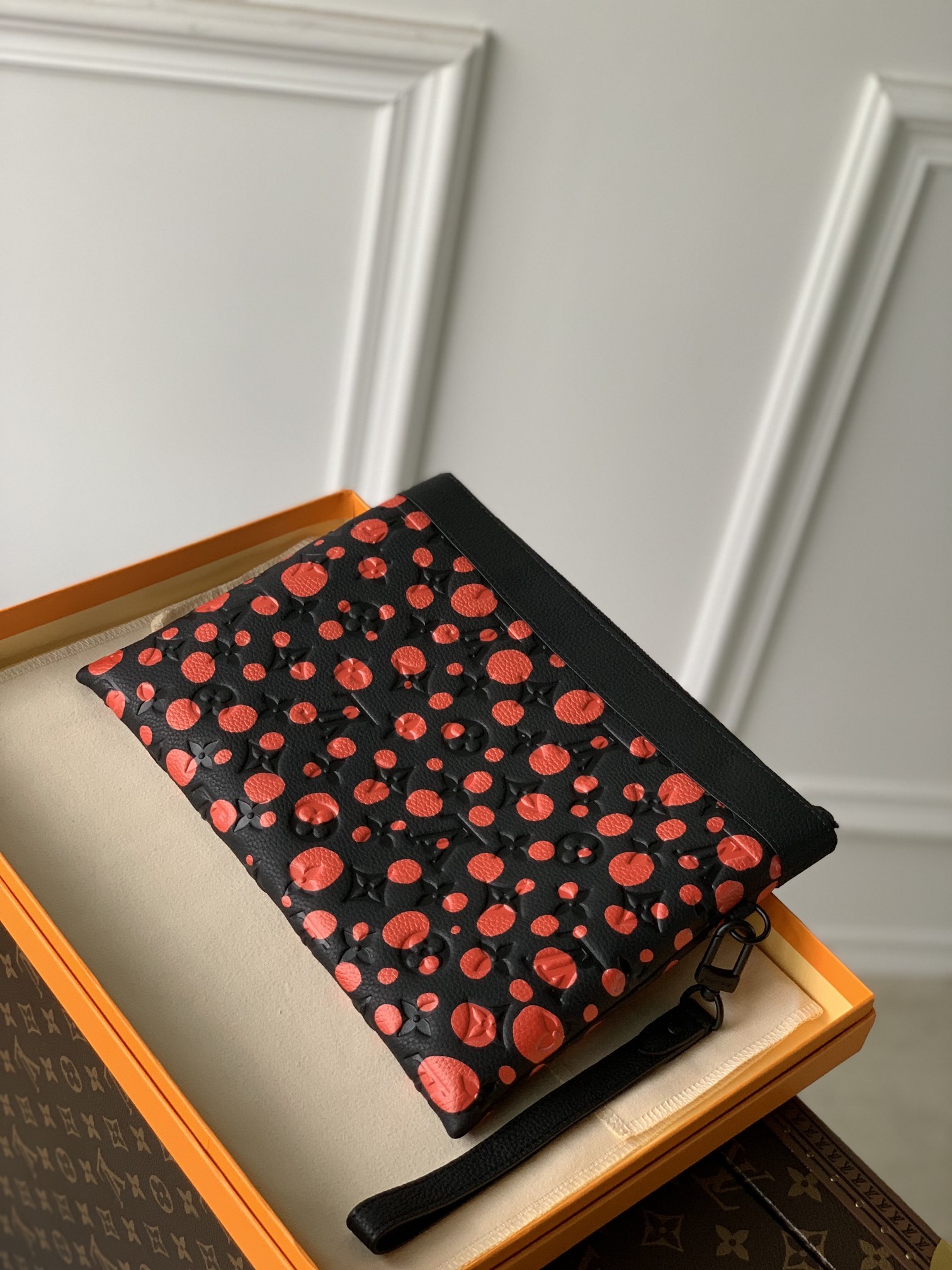 l**is V*t*n x yk pochette to go-30 x 21.5 x 1 cm