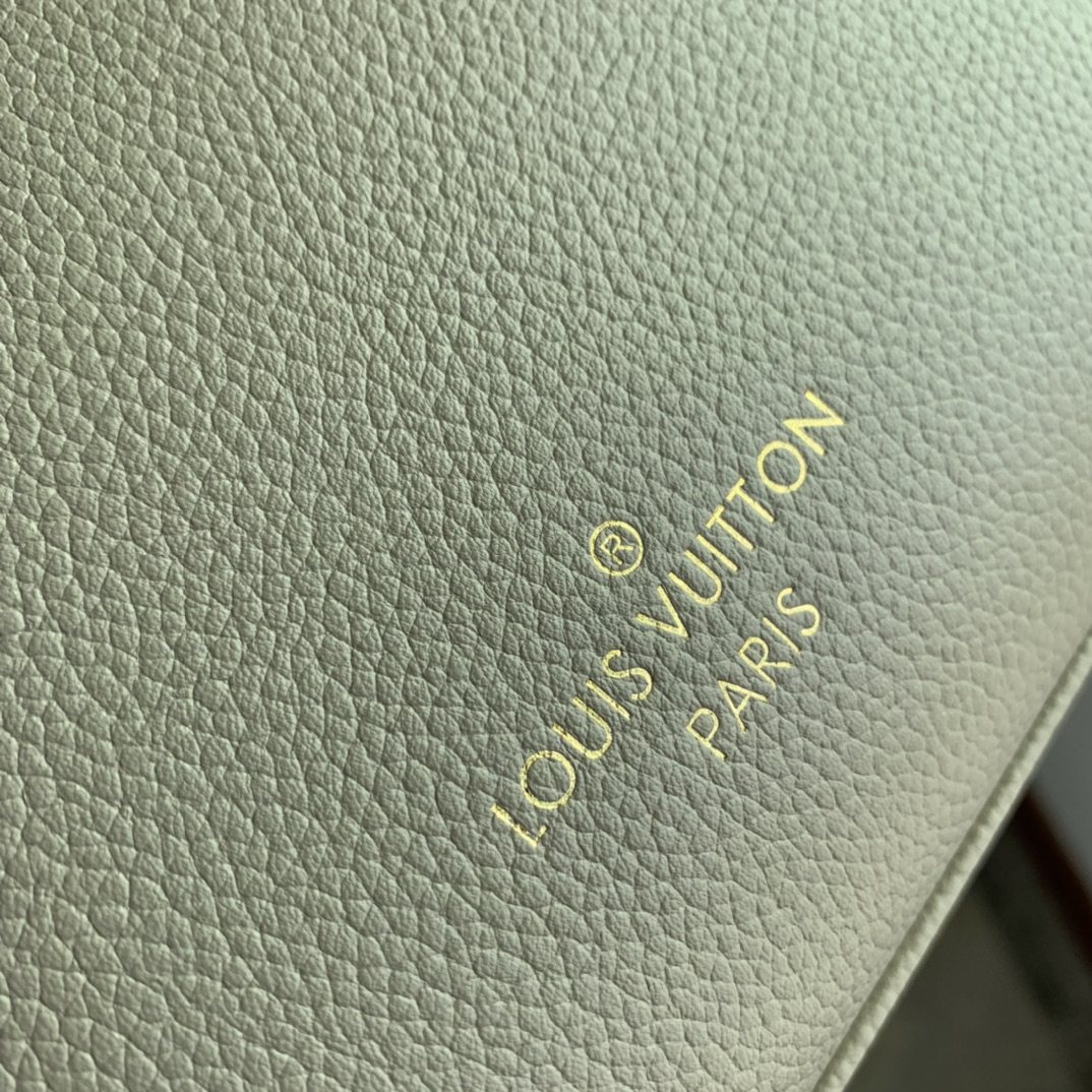 l**is V*t*n on my side tote bag-25*20*12cm