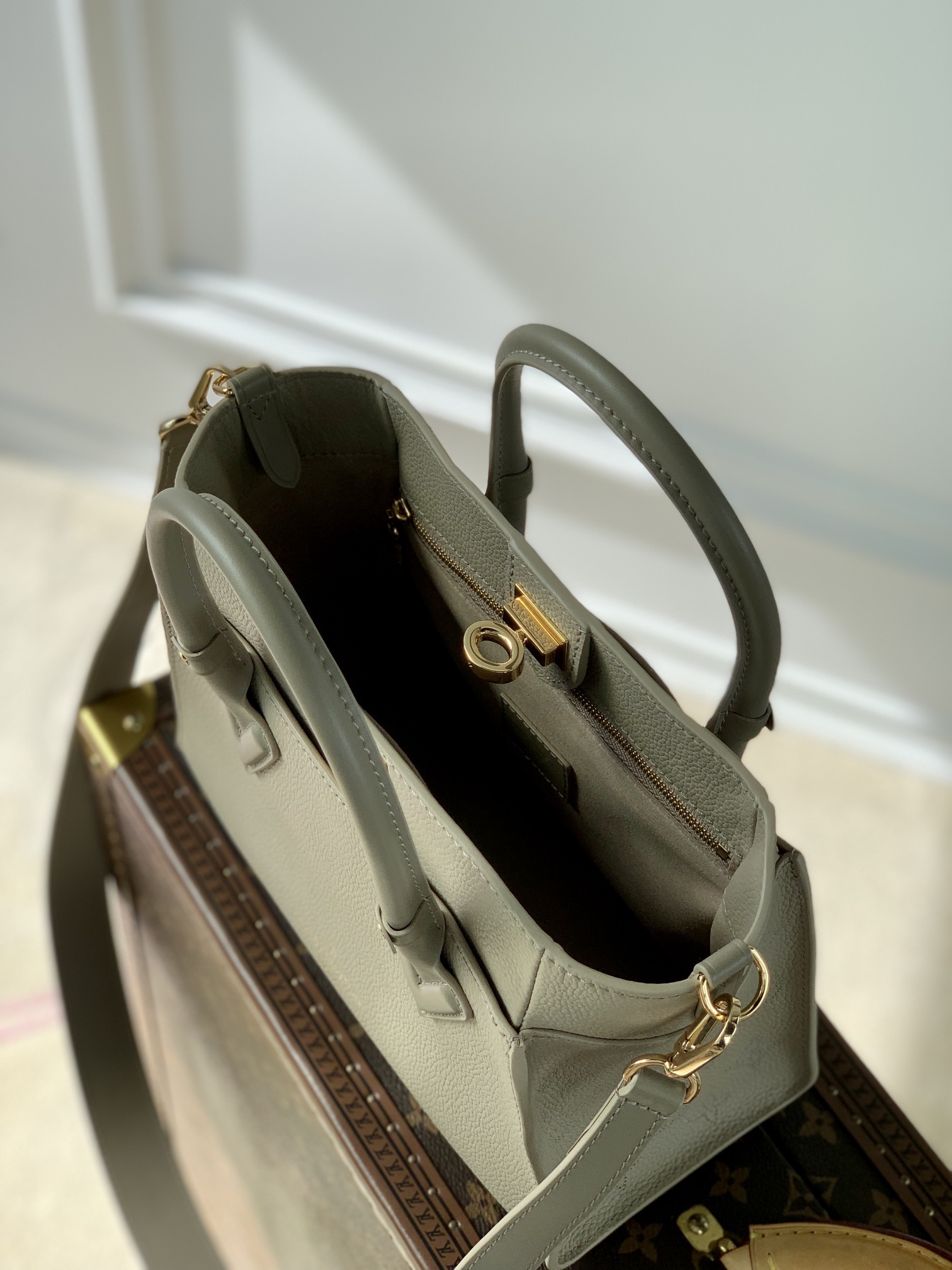 l**is V*t*n on my side tote bag-25*20*12cm