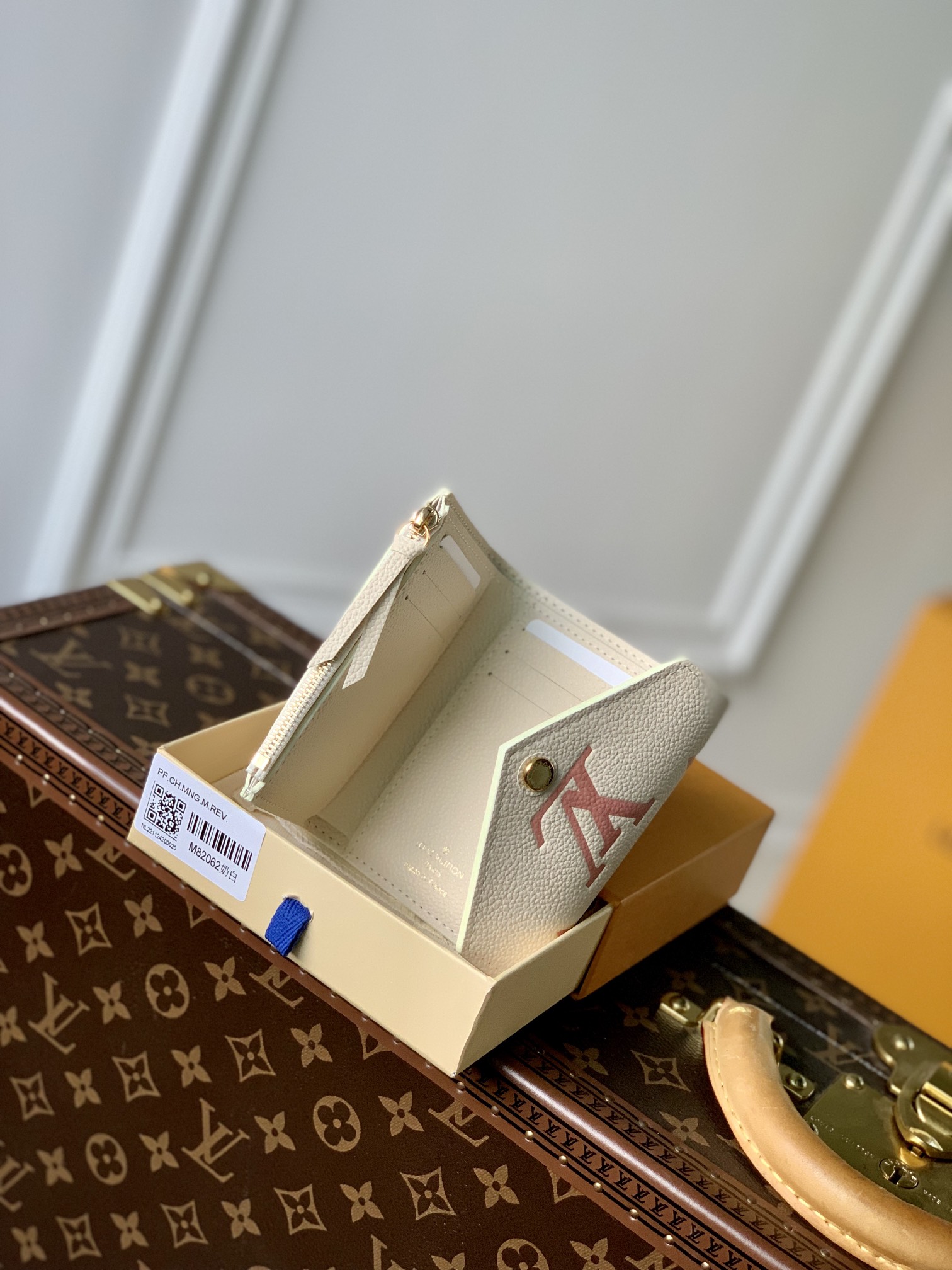 l**is V*t*n wallet m82062-12 x 9.5 x 1.5cm