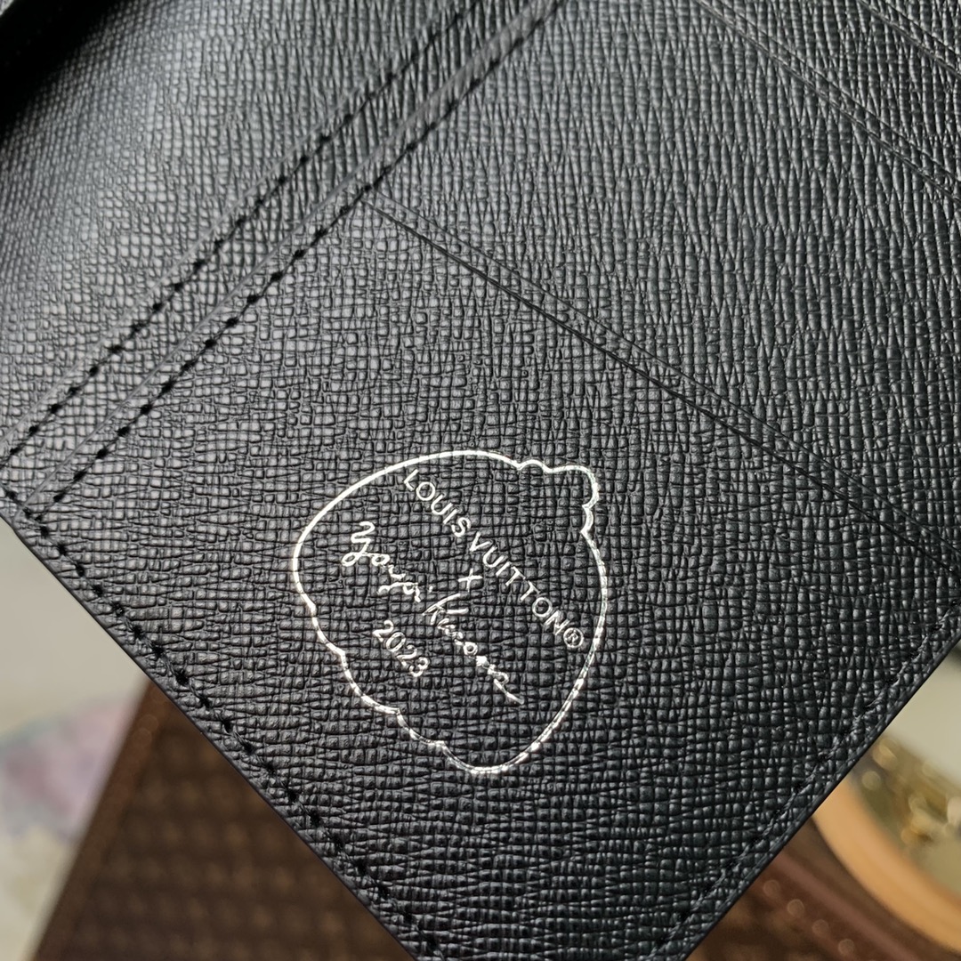 l**is V*t*n wallet m81980-19 x 10.5 x 2 cm