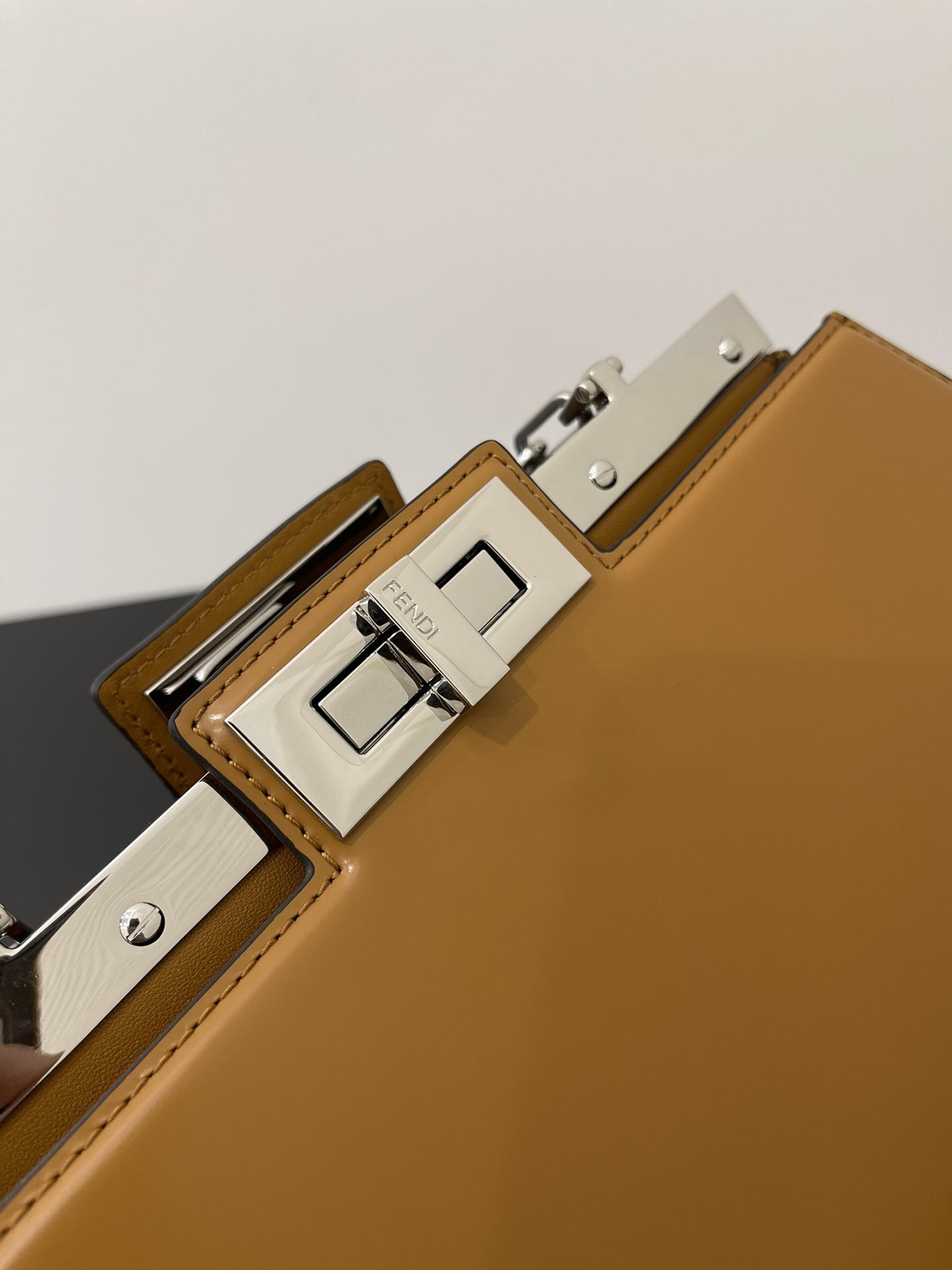 F**di peekaboo iseeu-34x18.50x11cm