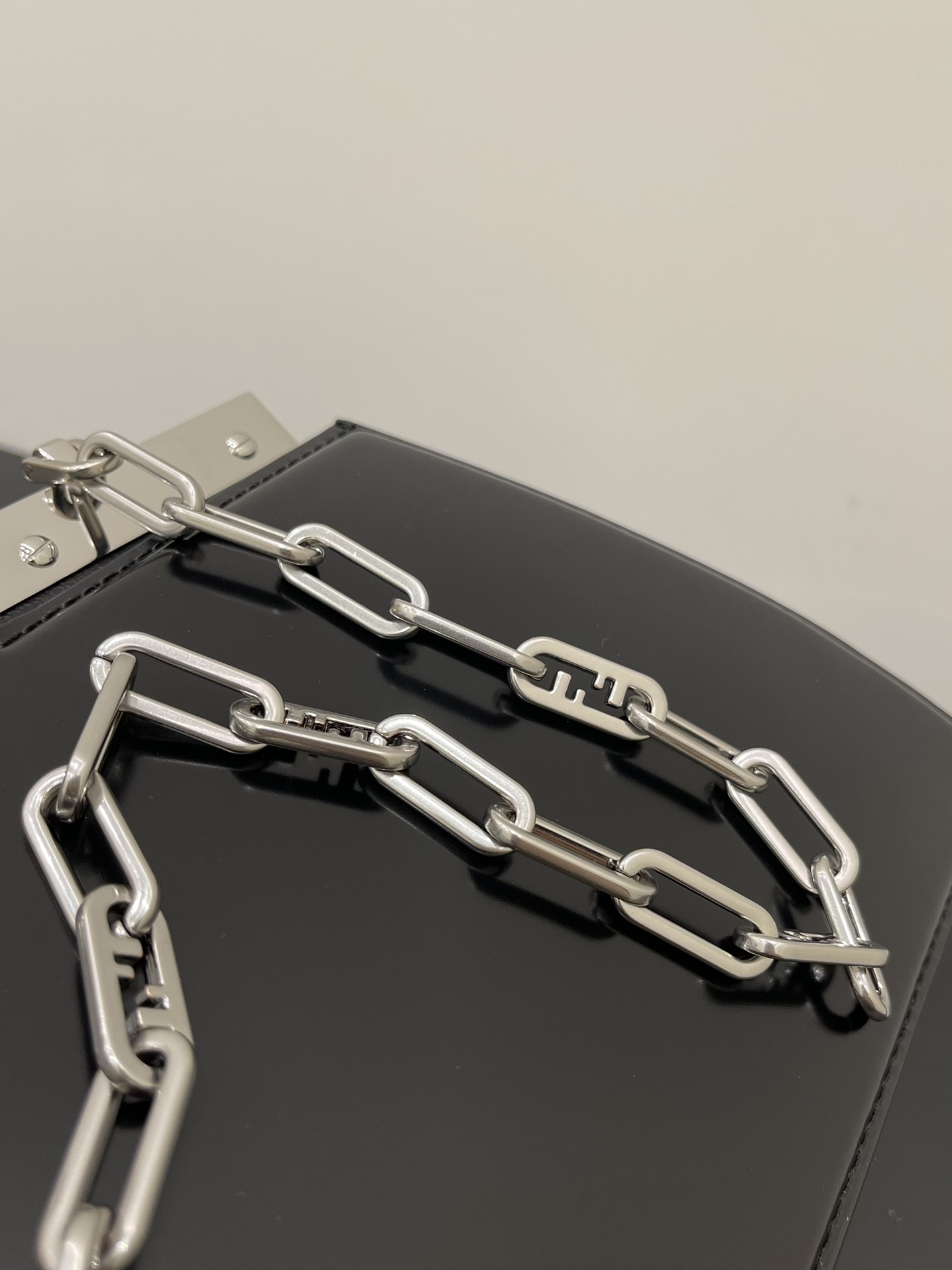 F**di peekaboo iseeu-34x18.50x11cm