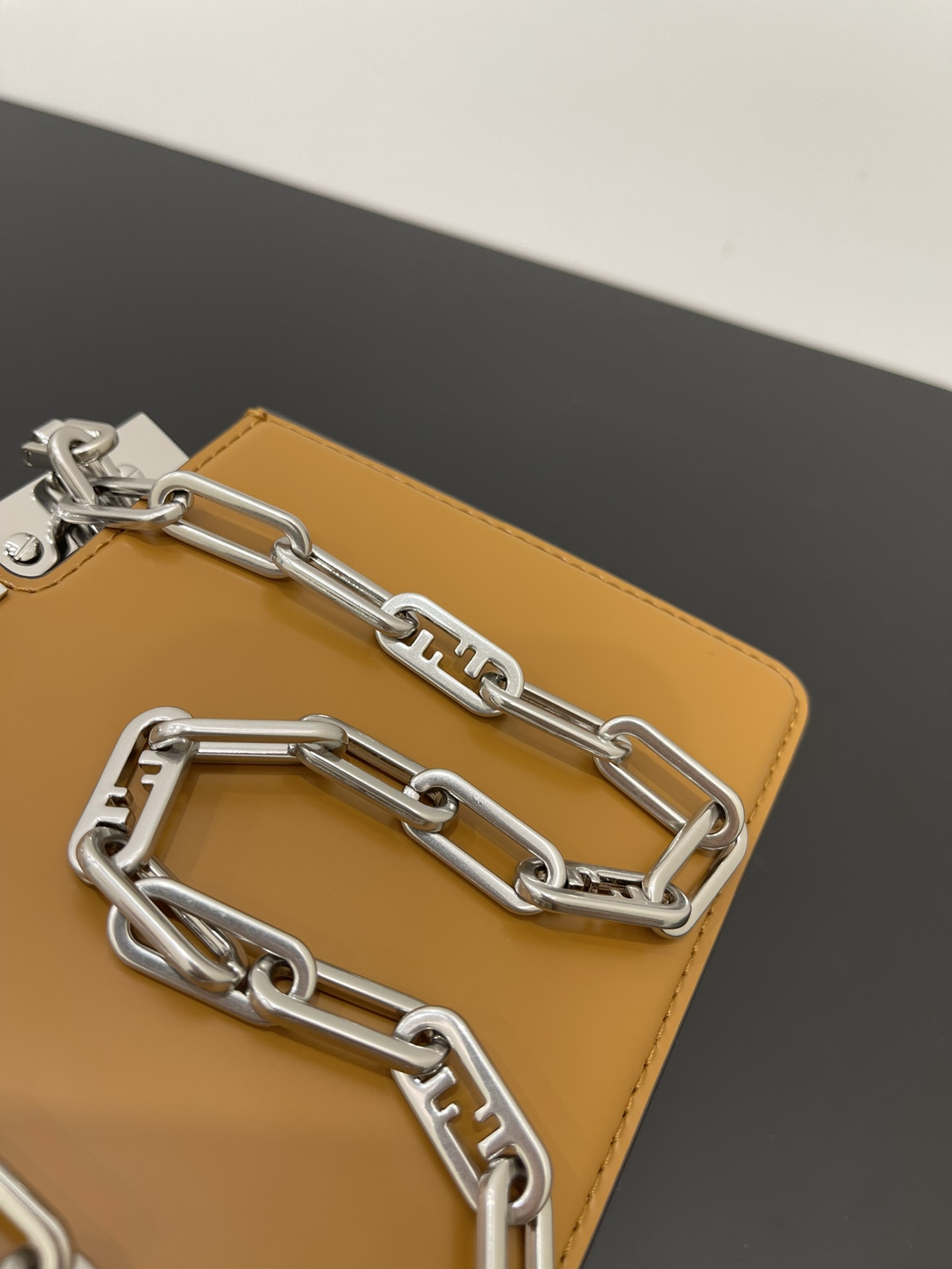 F**di peekaboo iseeu-20.5x11x14cm