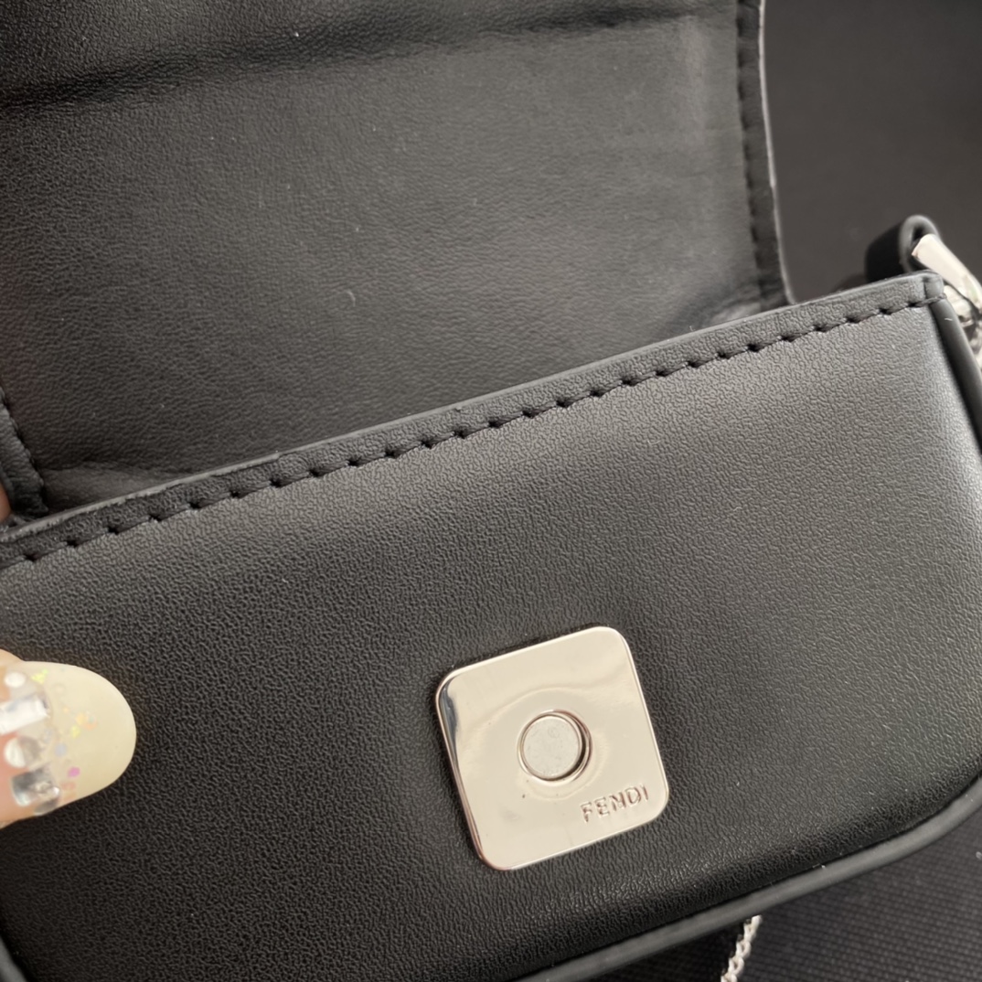 f**di&T*f*ny baguette bag-11×6.5×2.5cm