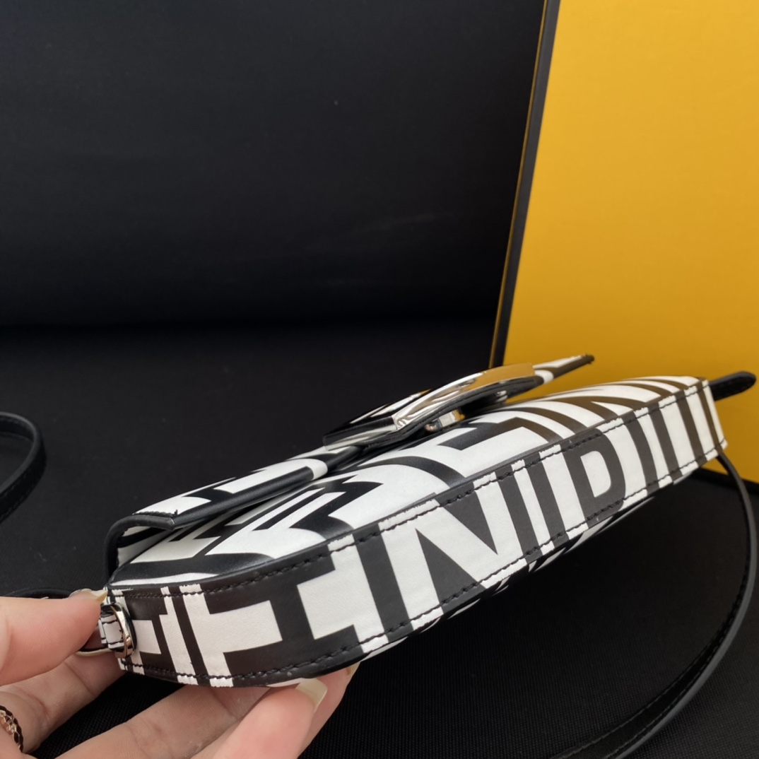 F**di baguette bag-19×14×4cm