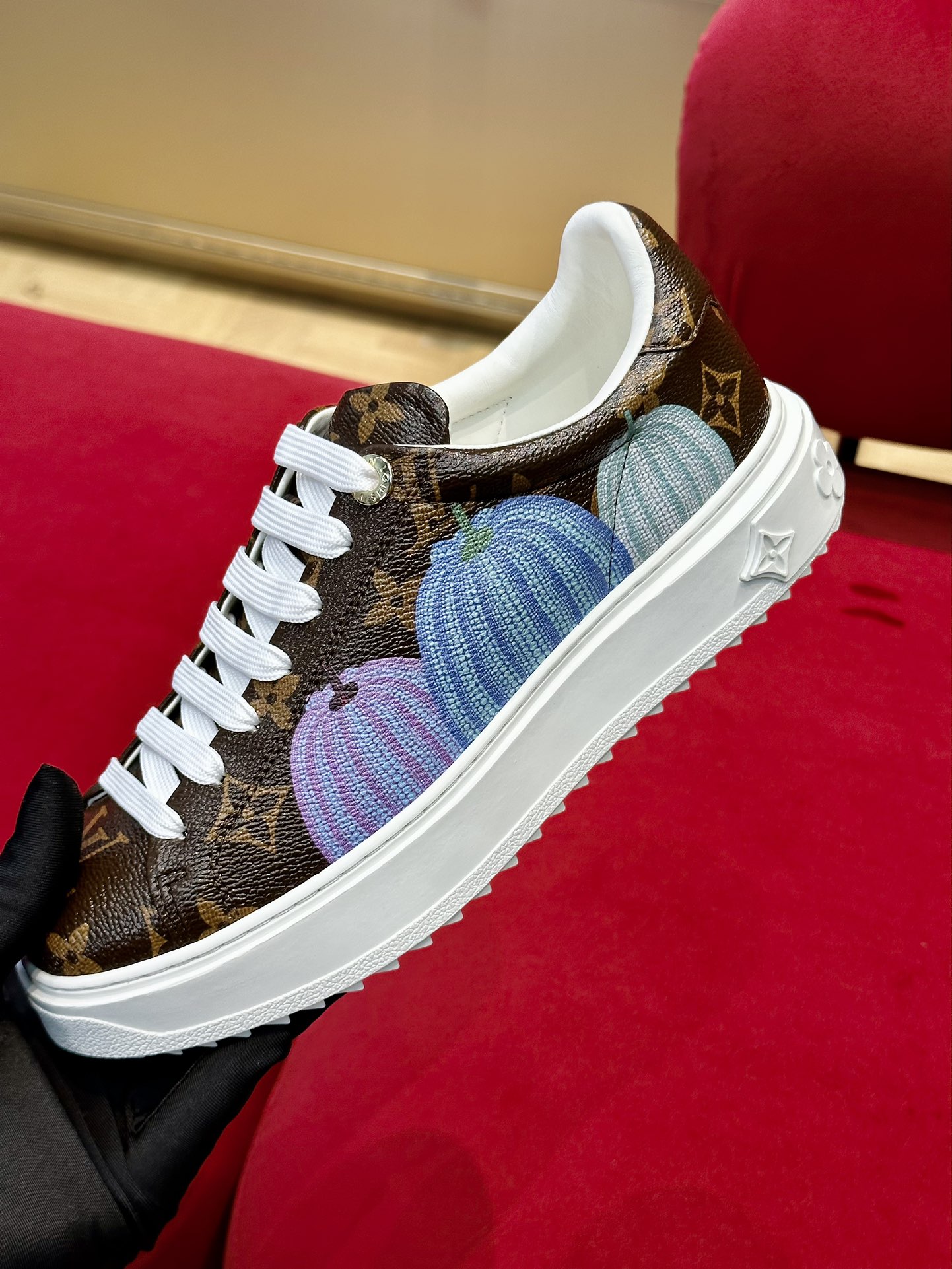 l**is V*t*n time out sneaker