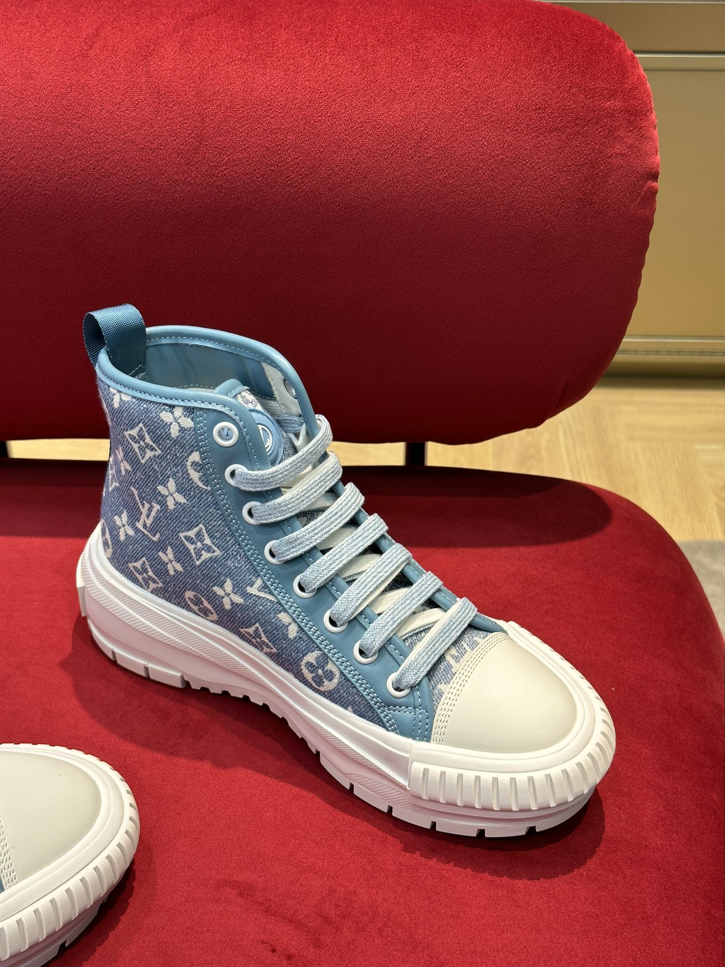 l**is V*t*n squad sneaker