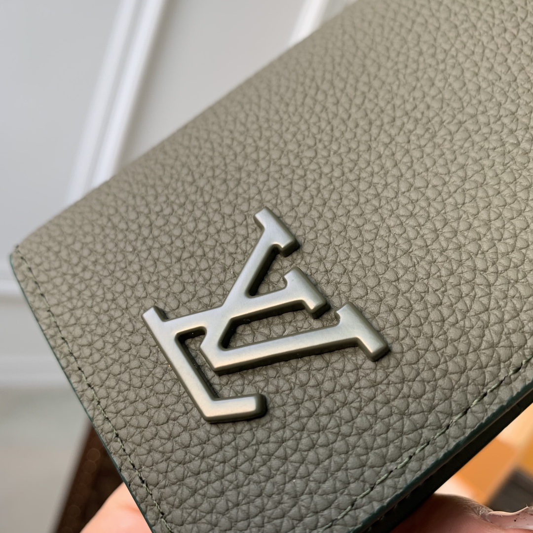 l**is V*t*n aerogram wallet-8 x 11 x 1cm