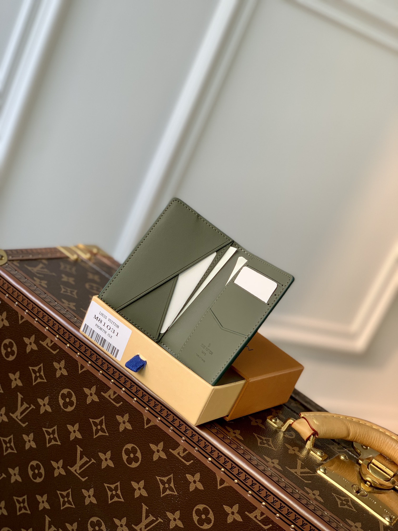 l**is V*t*n aerogram wallet-8 x 11 x 1cm