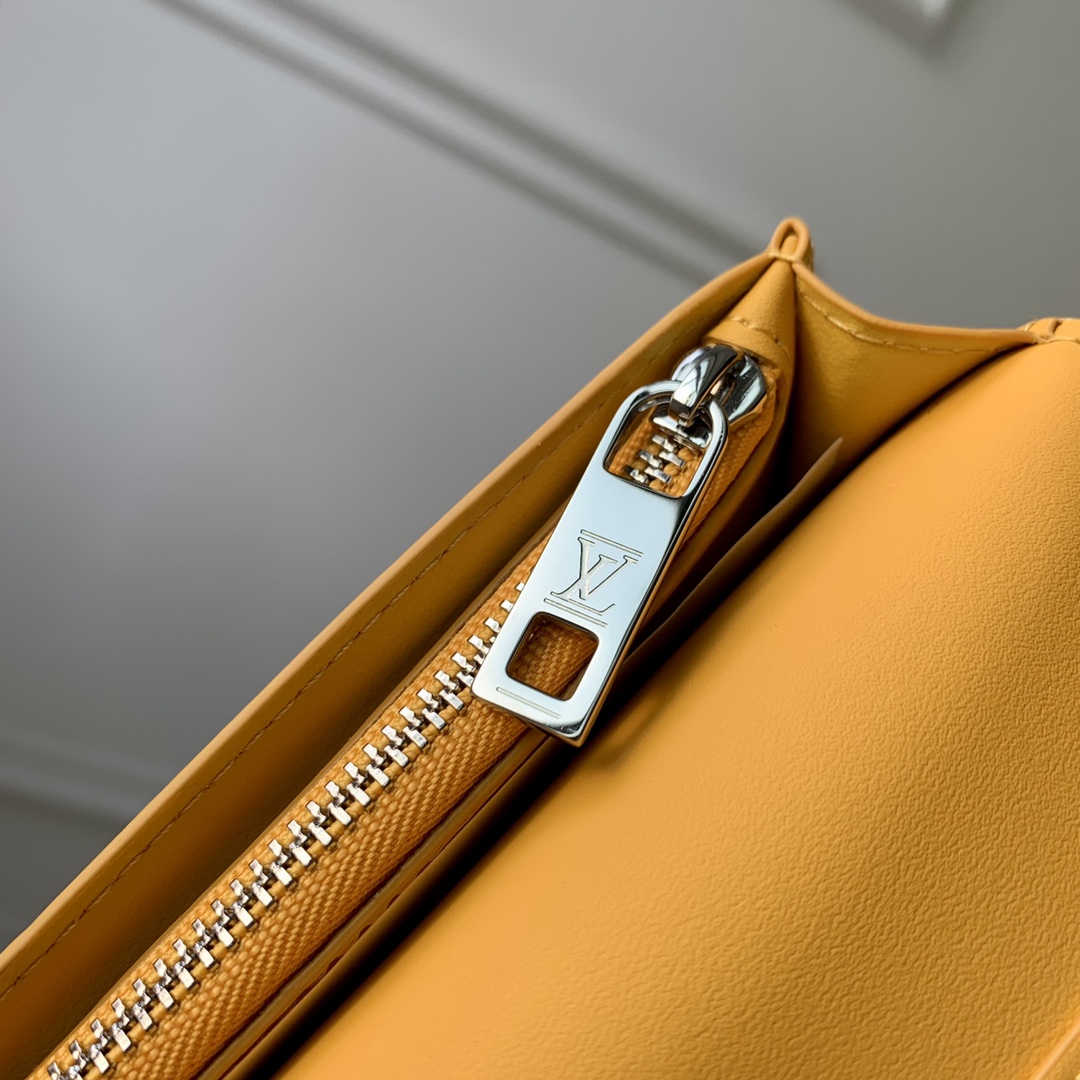 l**is V*t*n brazza wallet-10*19*2cm