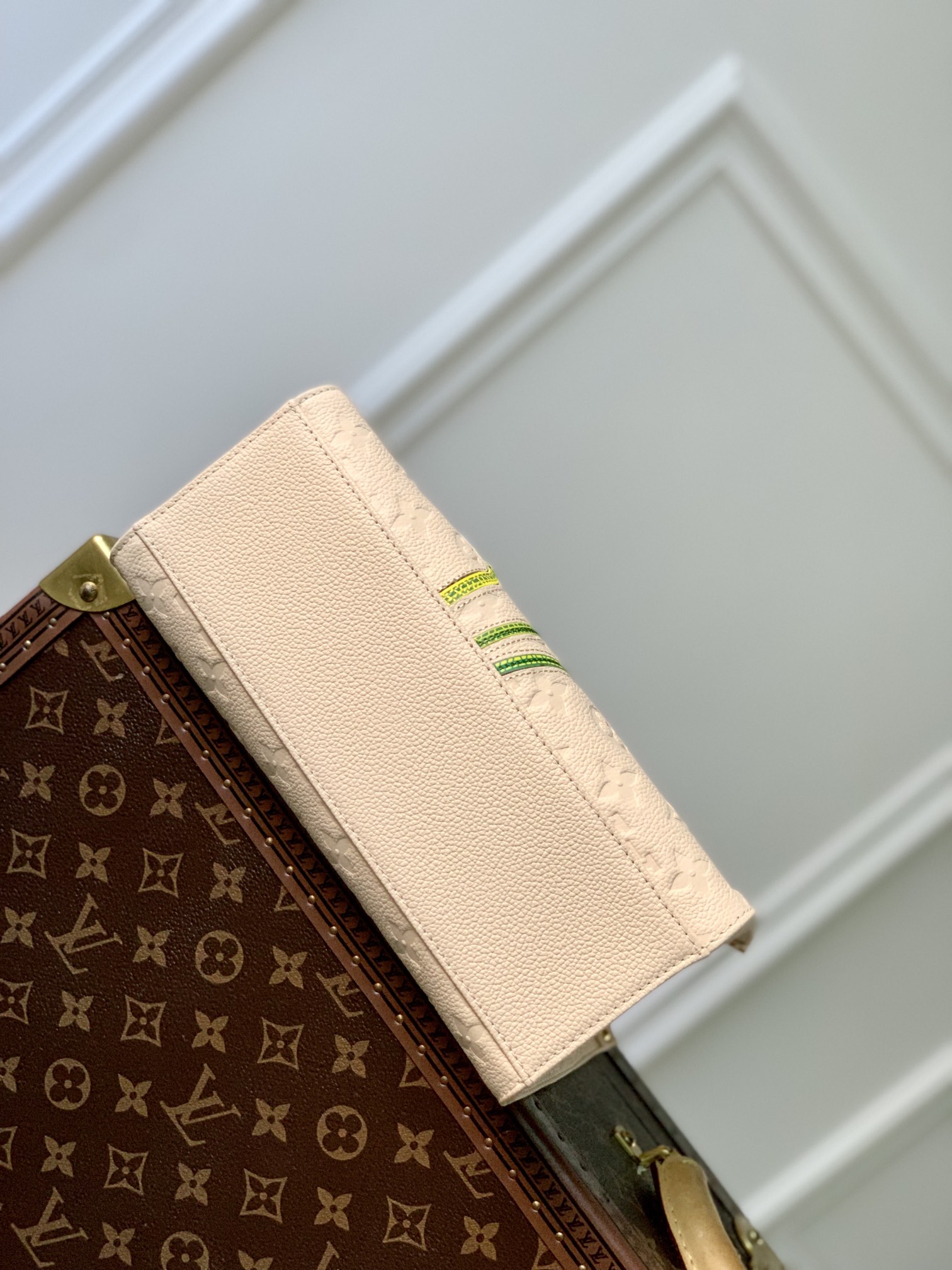 l**is V*t*n onthego handbag- m21732-25*19*11.5 cm