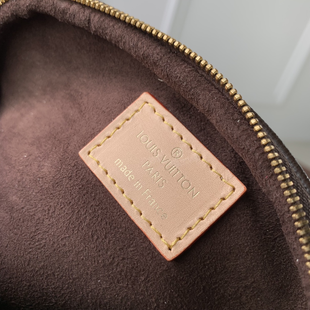 l**is V*t*n mini bumbag-17 x 12 x 9.5cm