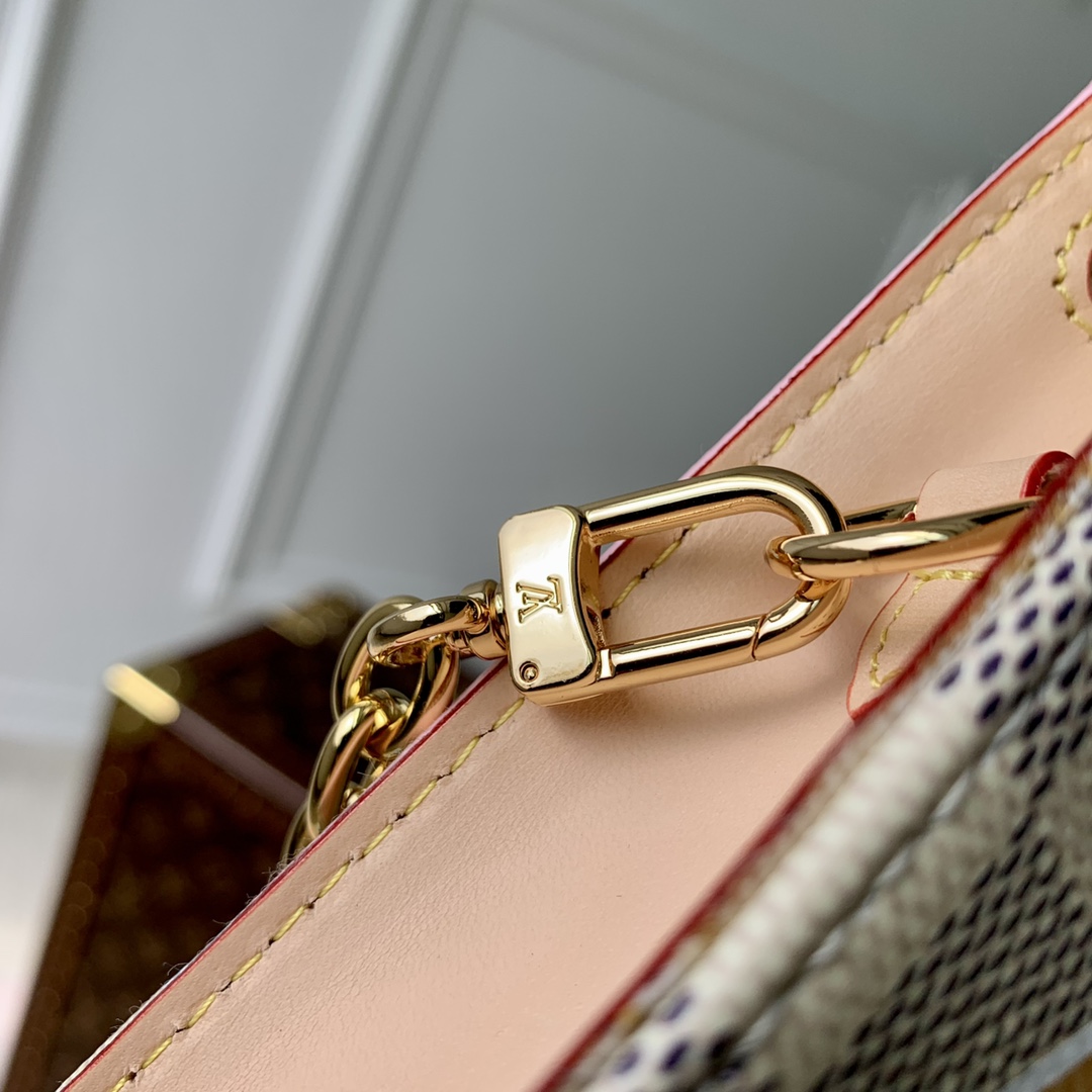 l**is V*t*n toiletry pouch on chain-25 x 20 x 5.5cm