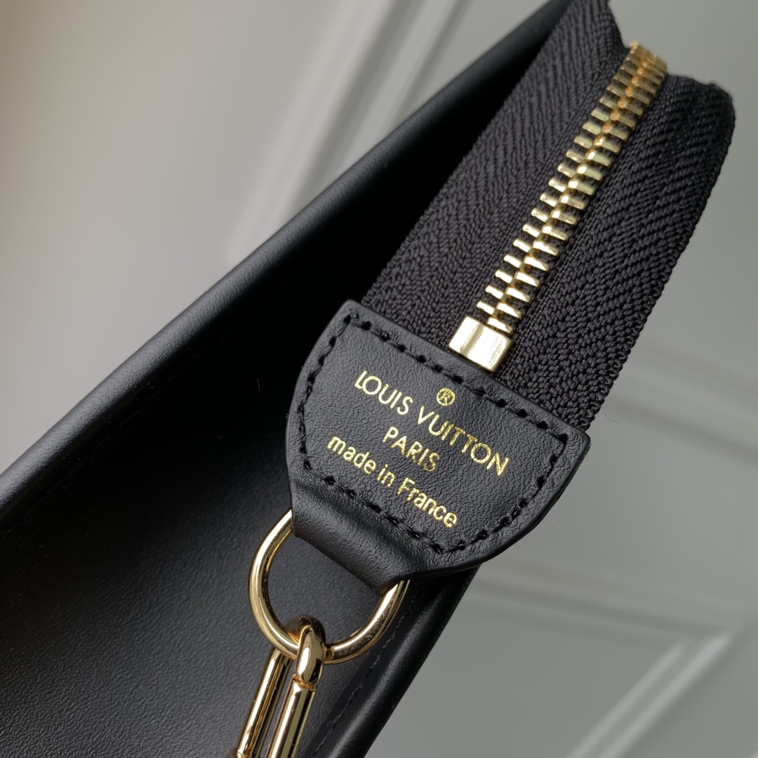 l**is V*t*n poche toilette cosmetic bag -25 x 20 x 5.5cm