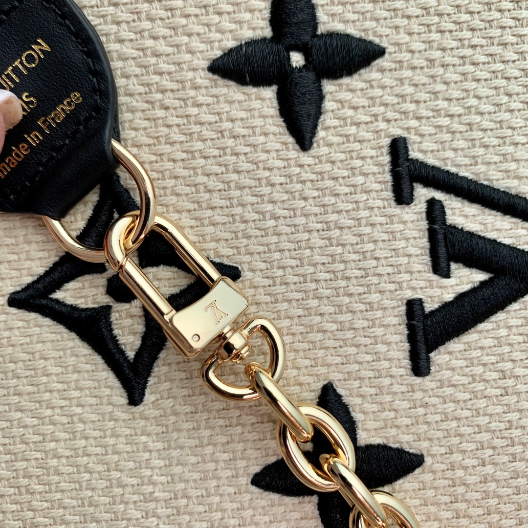 l**is V*t*n poche toilette cosmetic bag -25 x 20 x 5.5cm