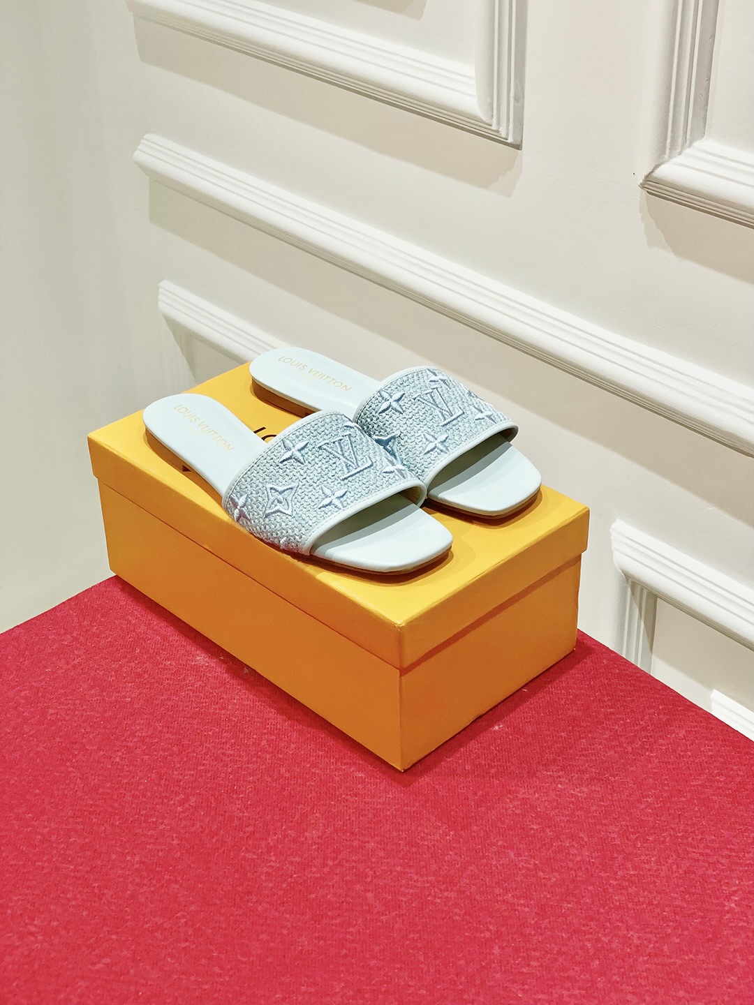 l**is V*t*n slippers