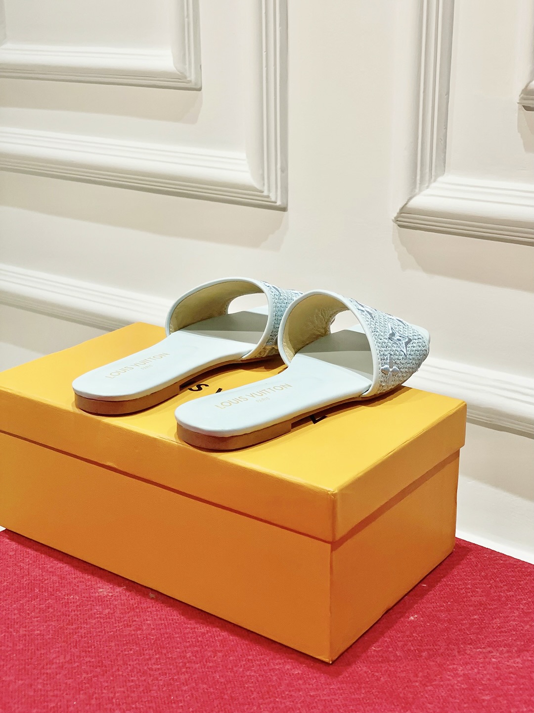 l**is V*t*n slippers