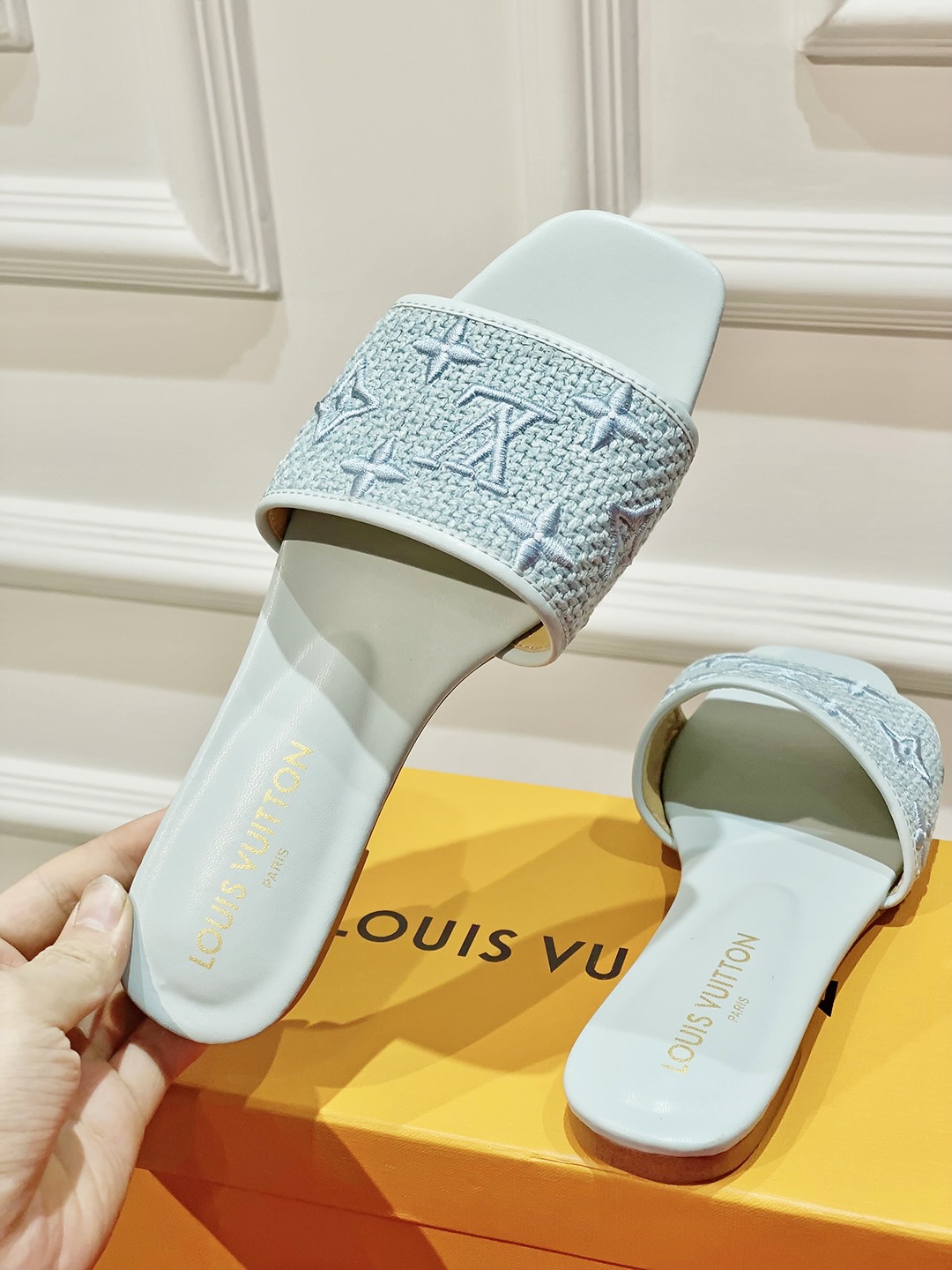 l**is V*t*n slippers