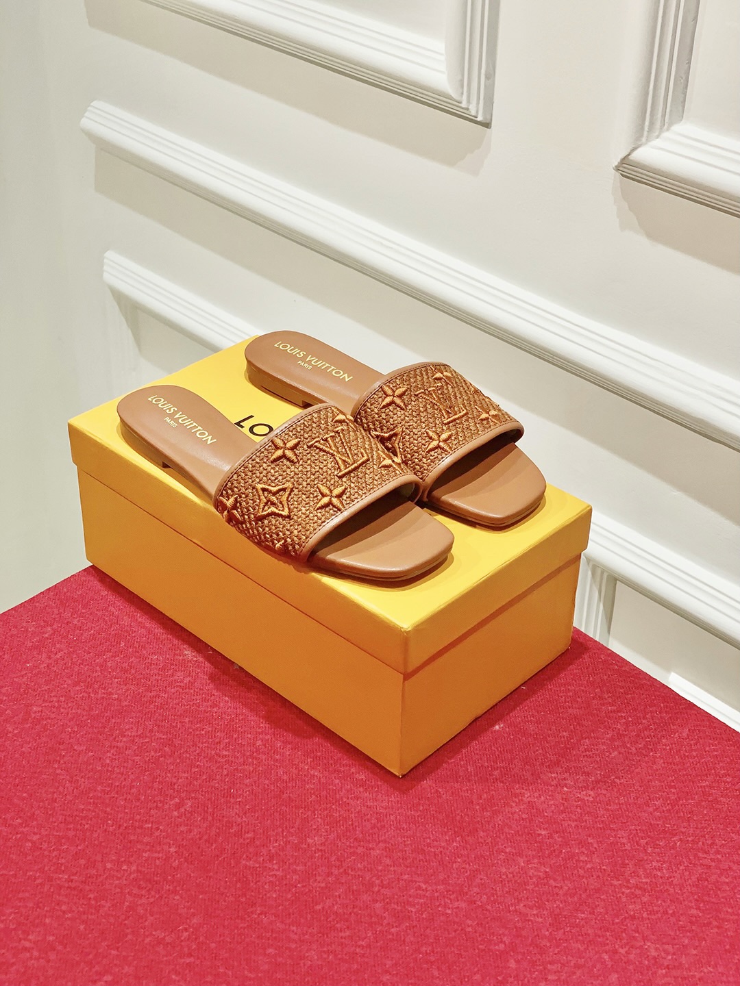 l**is V*t*n slippers