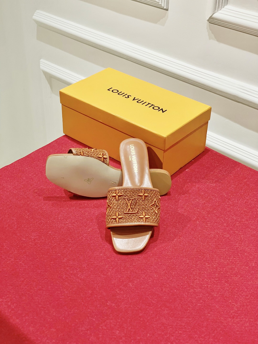 l**is V*t*n slippers